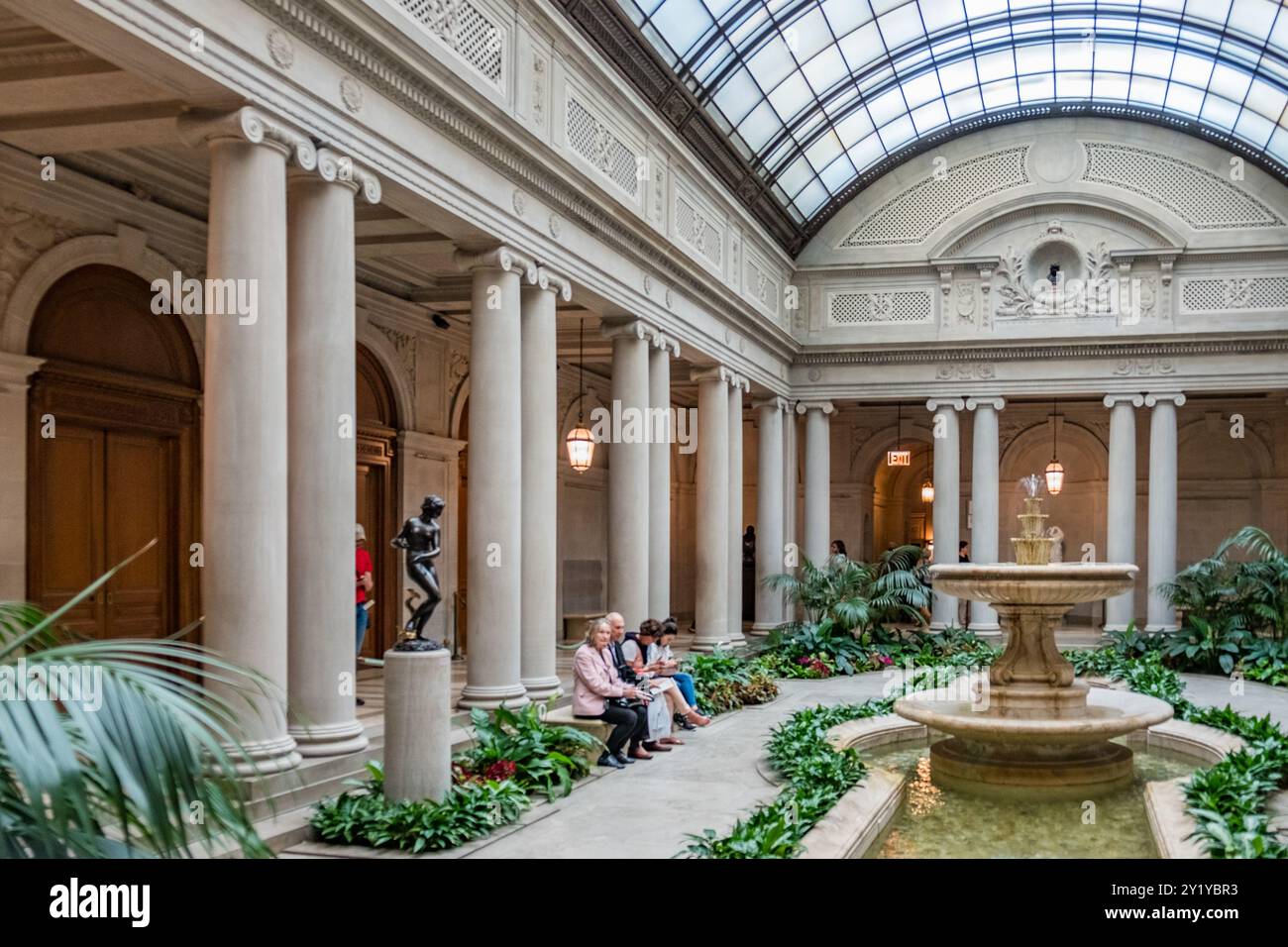 New York, États-Unis - 10 octobre 2017 : les gens se reposent dans l'atrium de la Frick Collection, ancien manoir de la 5e Avenue du magnat de l'acier Henry Clay Frick. Banque D'Images