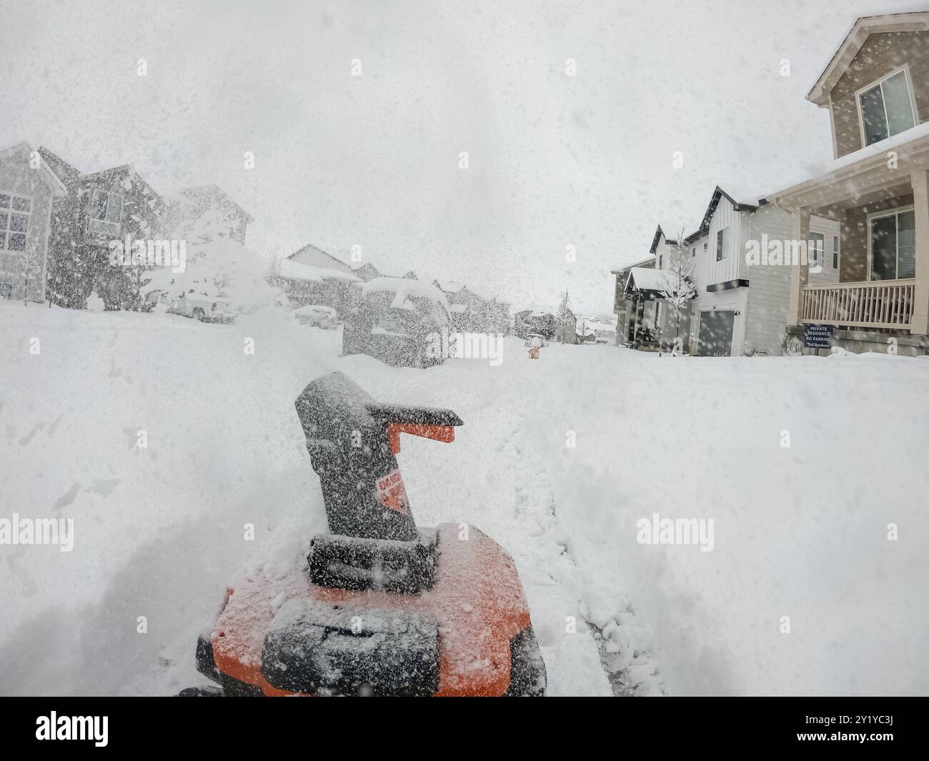 Embrassez-vous l'hiver avec une scène de quartier enneigée Banque D'Images