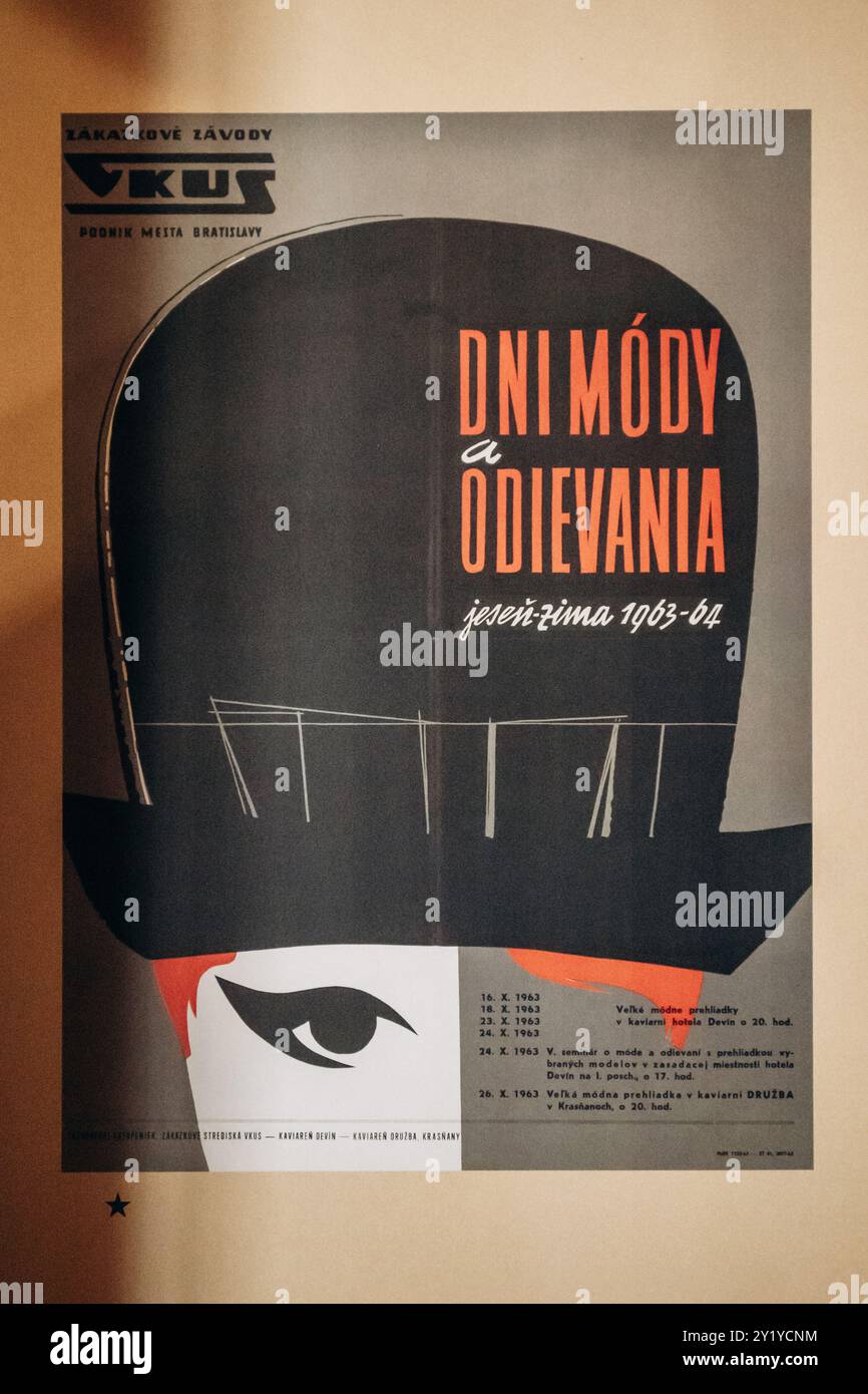 Bratislava, Slovaquie - 7 août 2024 : affiche pour les Fashion Days à Bratislava, 1963 Banque D'Images