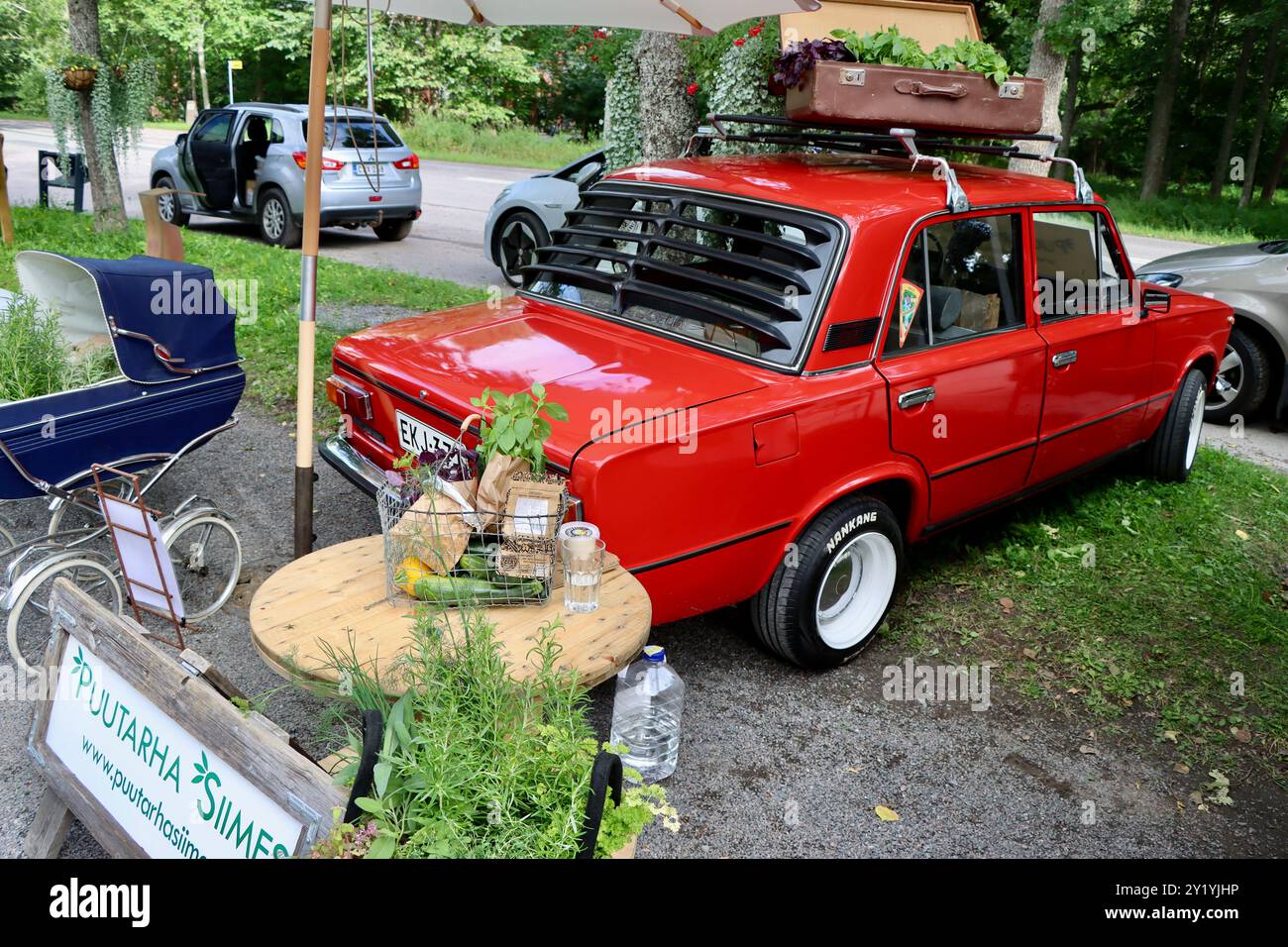 Vente d'herbes de voiture rouge au marché du samedi au village de Fiskars, Uusimaa, Finlande en août 2024 Banque D'Images