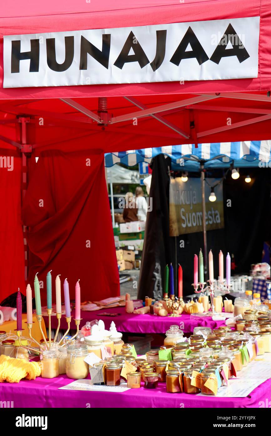 Stand de vendeur de miel au marché du samedi au village de Fiskars, Uusimaa, Finlande Banque D'Images