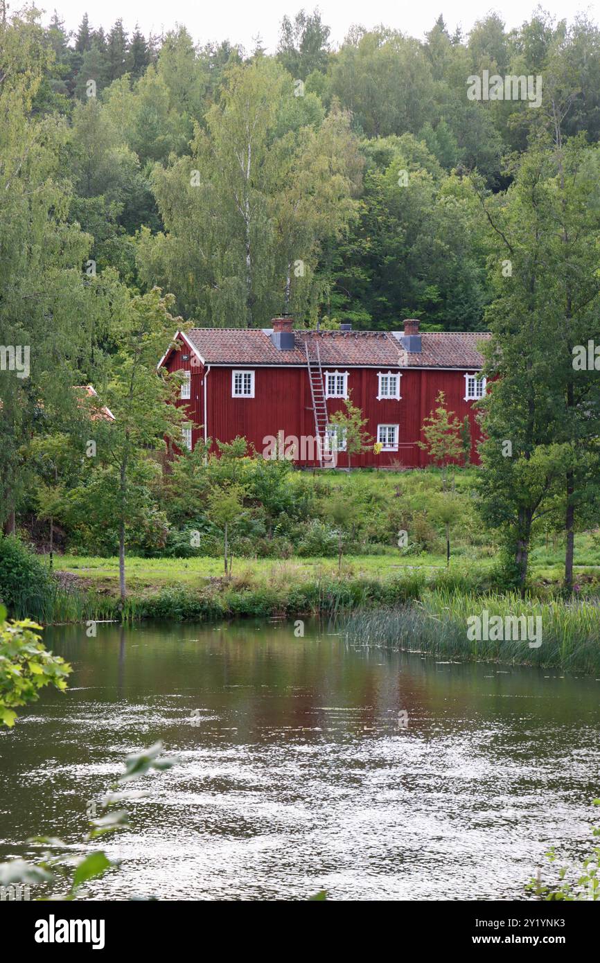 Village de Billnäs vieux de près de 400 ans près de Svartå - rapides de la rivière Mustionjoki dans l'ouest d'Uusimaa dans le sud de la Finlande, août 2024. 56 photos Banque D'Images