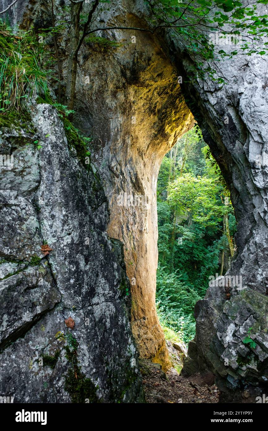 La réserve naturelle, les falaises et le village de Comblain-au-pont |- grottes ; grotte et trou dans la pierre dû au phénonoménon karstique la réserve Banque D'Images