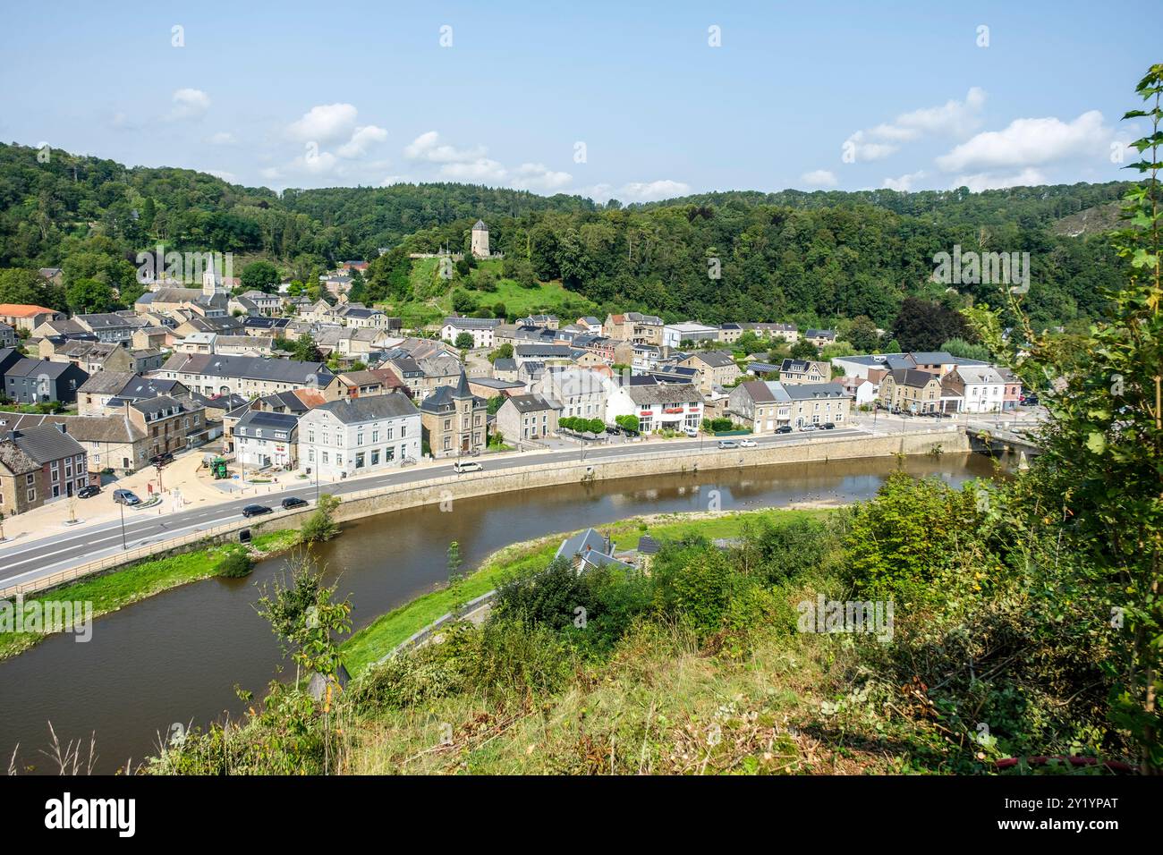 La réserve naturelle, les falaises, la rivière Ourthe et le village de Comblain-au-pont | la réserve naturelle, le village, l'Ourthe et les fameuses Tar Banque D'Images