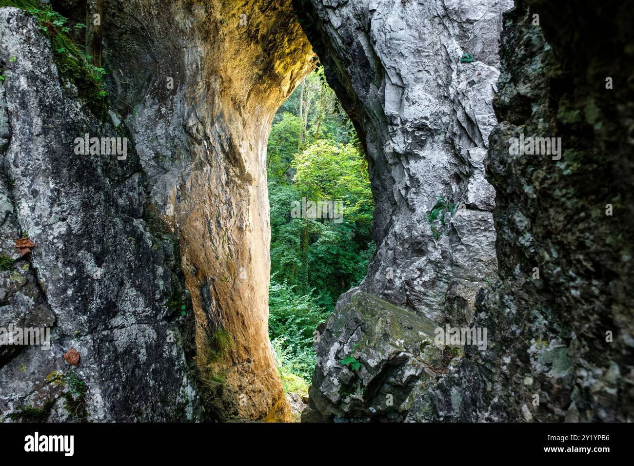 La réserve naturelle, les falaises et le village de Comblain-au-pont |- grottes ; grotte et trou dans la pierre dû au phénonoménon karstique la réserve Banque D'Images