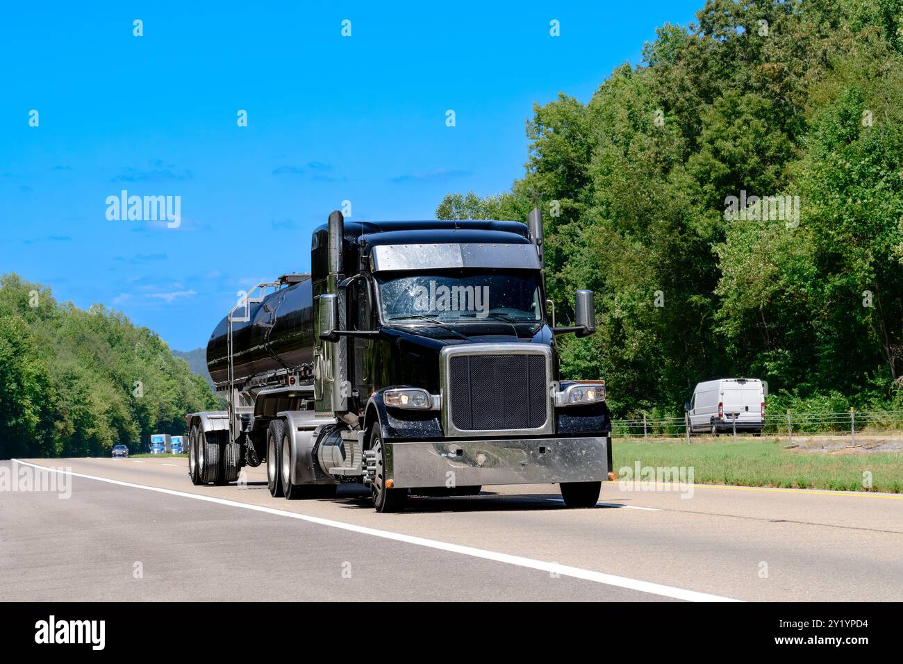 Plan horizontal d'un pétrolier noir naviguant sur une autoroute avec espace de copie. Banque D'Images