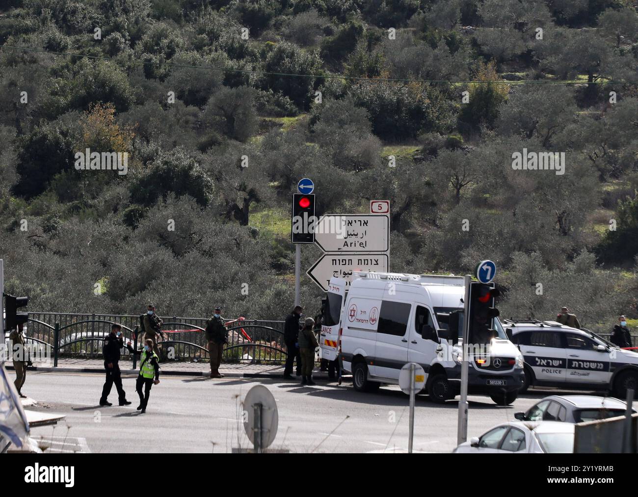 Salfit, Cisjordanie, Palestine. 26 janvier 2021. Un important contingent de troupes israéliennes est déployé à un carrefour de la colonie israélienne d'Ariel en Cisjordanie, où des soldats israéliens ont tiré sur un jeune palestinien qui est mort plus tard des suites de ses graves blessures. L'Association civile palestinienne a informé le Ministère palestinien de la santé que l'homme, dont l'identité n'est pas encore connue, a été tué par balle par des tirs israéliens près de Salfit. Alors que l'armée israélienne a déclaré que le palestinien avait été abattu pour avoir prétendument tenté de mener une attaque à l'arme blanche près de la colonie d'Ariel, selon l Banque D'Images