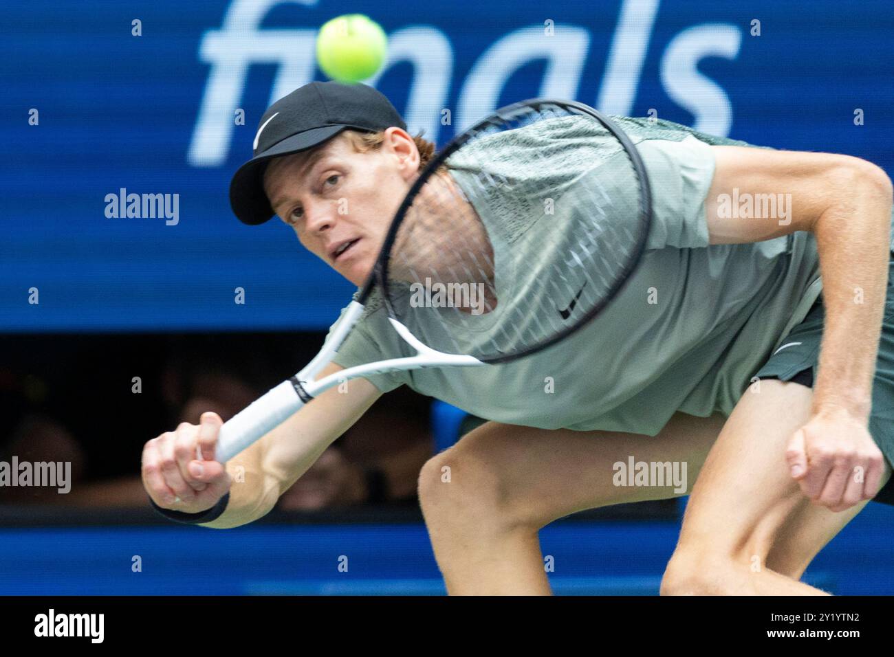 New York, États-Unis. 08 septembre 2024. Jannik Sinner d'Itay retourne un ballon à Taylor Fritz lors de la finale de simple masculin au stade Arthur Ashe lors des US Open Tennis Championships 2024 au USTA Billie Jean King National Tennis Center à New York le dimanche 8 septembre 2024. Photo de Corey Sipkin/UPI crédit : UPI/Alamy Live News Banque D'Images