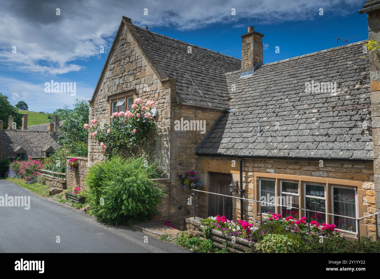 Charmants cottages en pierre sur Village Road Banque D'Images