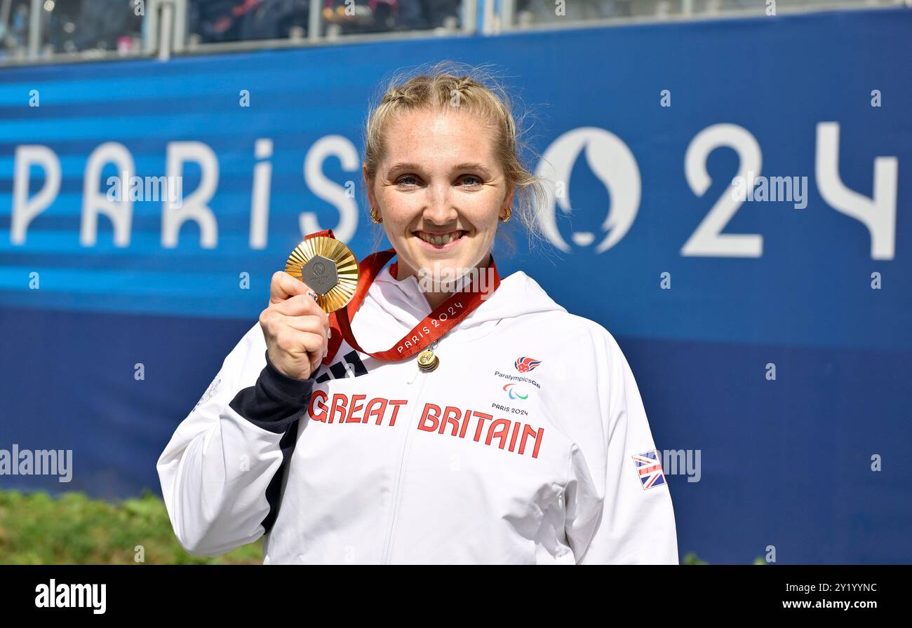 Paris, France. 08 septembre 2024. Paralympics Paris2024. Para Canoe. Stade nautique olympique. Paris. Charlotte Henshaw (GBR) avec sa 2e médaille D'OR en finale de para canoë lors des Jeux paralympiques de Paris 2024 au stade olympique nautique, France. Crédit : Sport in Pictures/Alamy Live News Banque D'Images