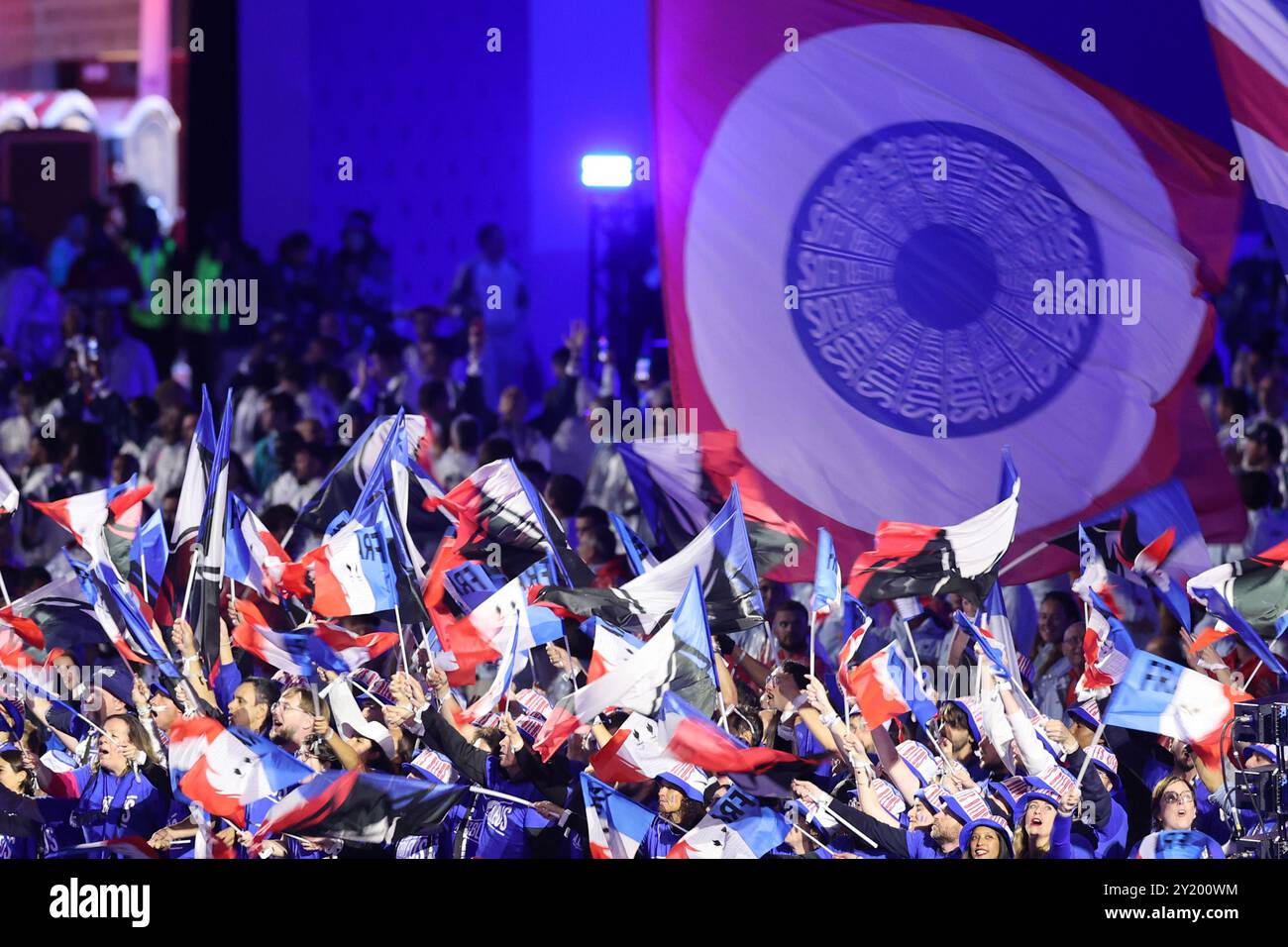 Paris, France. 08 septembre 2024. Paralympiques, Paris 2024, cérémonie de clôture, stade de France. Athlètes français agitant des drapeaux. Crédit : Jens Büttner/dpa/Alamy Live News Banque D'Images