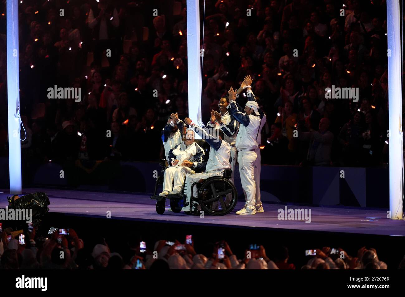 Les athlètes français passent sur la lanterne et éteignent la flamme paralympique lors de la cérémonie de clôture des Jeux paralympiques d’été de Paris 2024 au stade de France, à Paris. Date de la photo : dimanche 8 septembre 2024. Banque D'Images