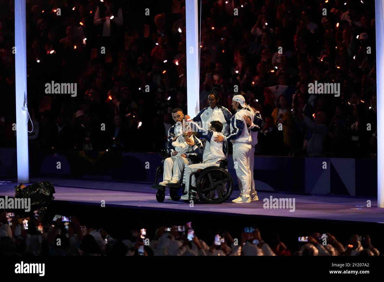 Les athlètes français passent sur la lanterne et éteignent la flamme paralympique lors de la cérémonie de clôture des Jeux paralympiques d’été de Paris 2024 au stade de France, à Paris. Date de la photo : dimanche 8 septembre 2024. Banque D'Images