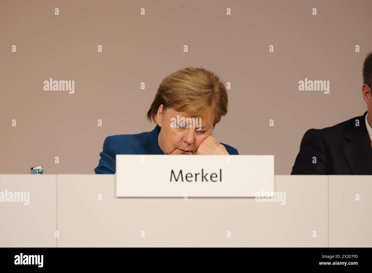 Angela Merkel verabschiedet sich auf dem Parteitag als CDU-Vorsitzende. Da fließen auch Tränen. DAS Parteivolk feiert sie einstweilen - bis es merkt : wir schaffen es nicht. Banque D'Images