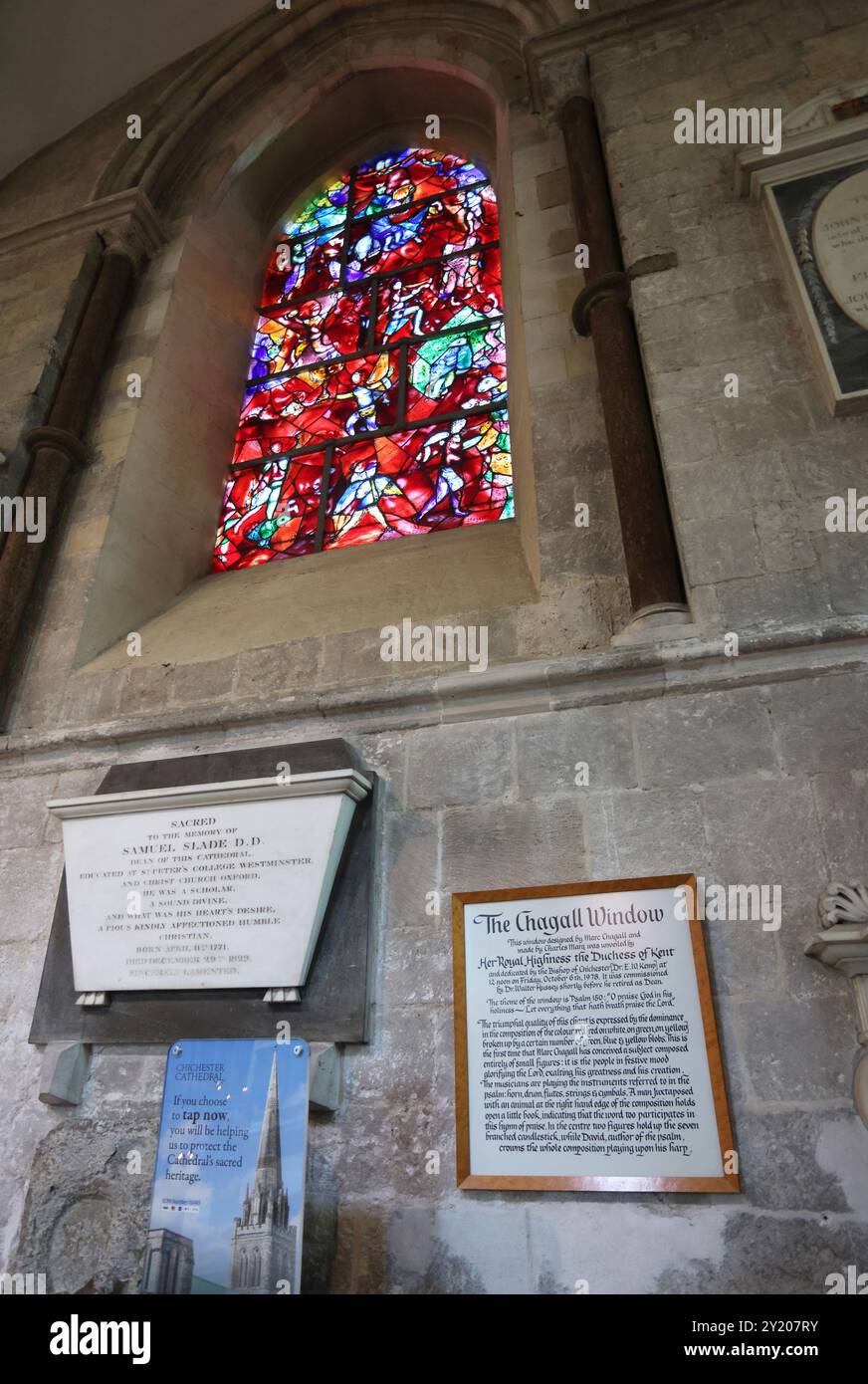 La fenêtre de Chagall, 'David', conçue par l'artiste russo-français Marc Chigall, représentation du Psaume 150, installée en 1978, cathédrale de Chichester. Banque D'Images