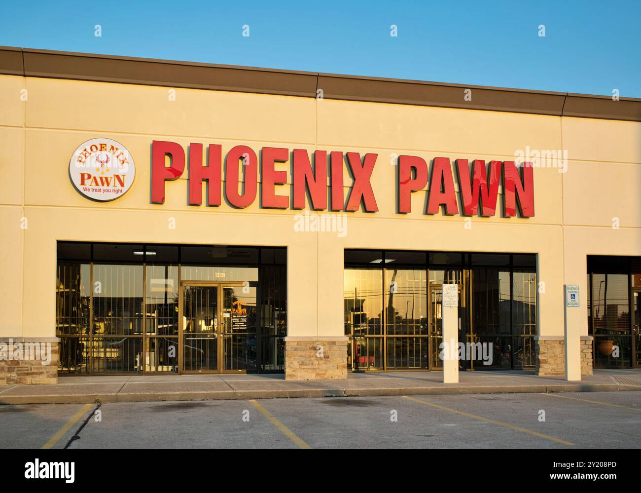 Houston, Texas États-Unis 08-11-2024 : Phoenix Pawn Shop commerce Storefront extérieur Strip Mall à faible revenu. Banque D'Images