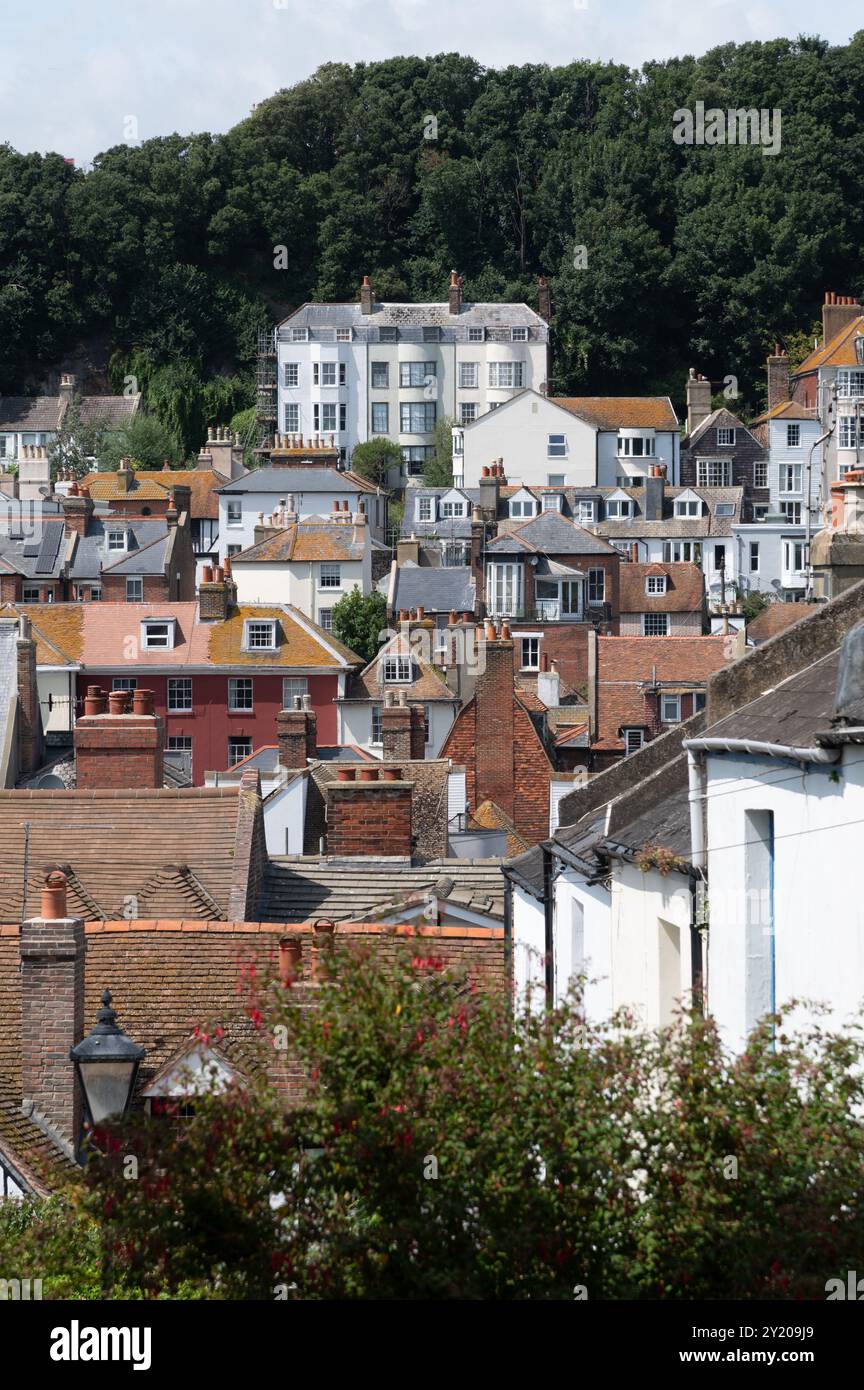Toits en tuiles et en ardoise à travers la vieille ville de Hastings avec une variété de fenêtres et de chambres mansardées par une journée d'été lumineuse Banque D'Images