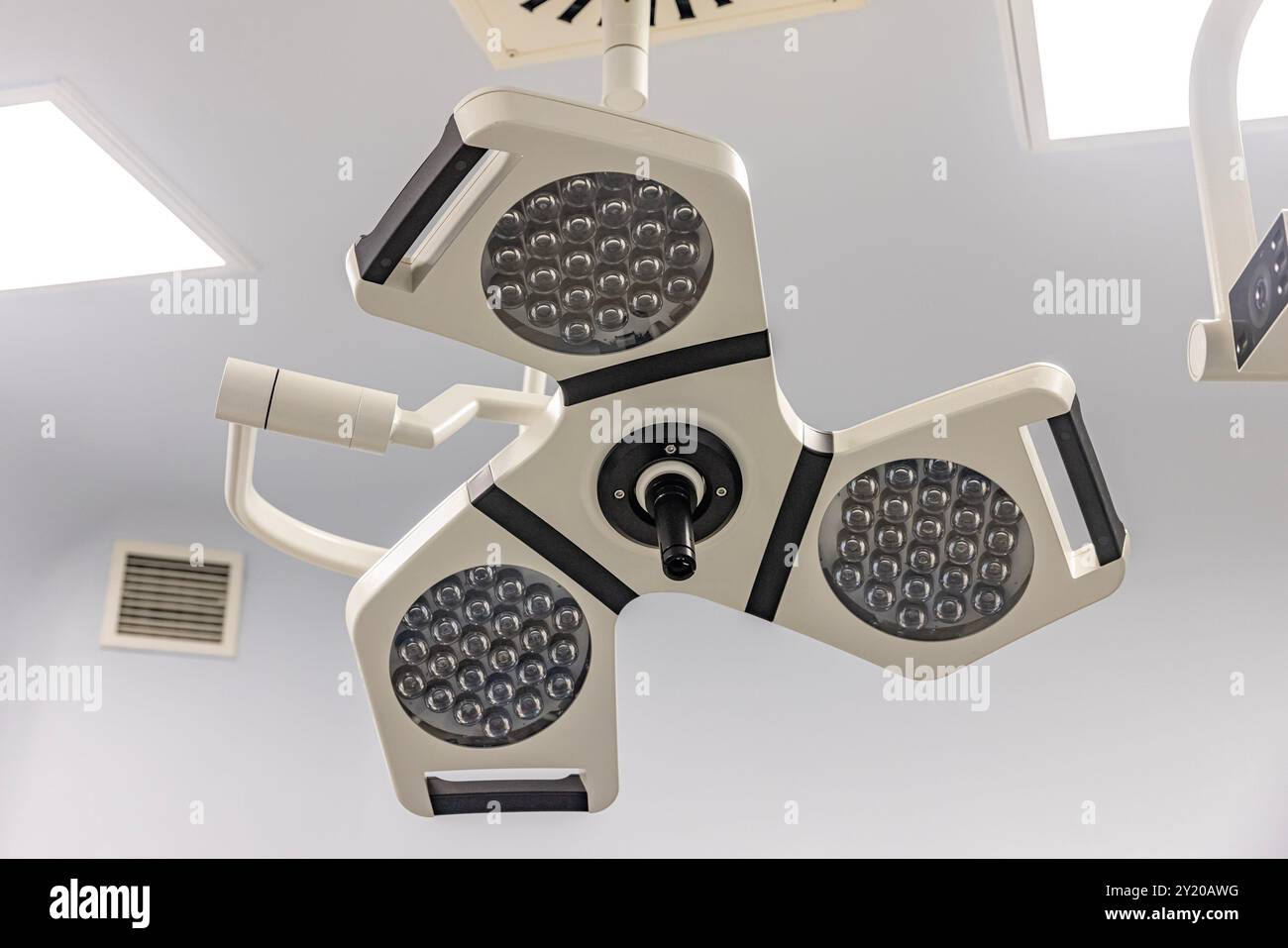 Deux lampes chirurgicales dans la salle d'opération. Fichier utile pour votre brochure d'hôpital, article médical et autre but. Gros plan sur l'angle bas du fonctionnement du ro Banque D'Images