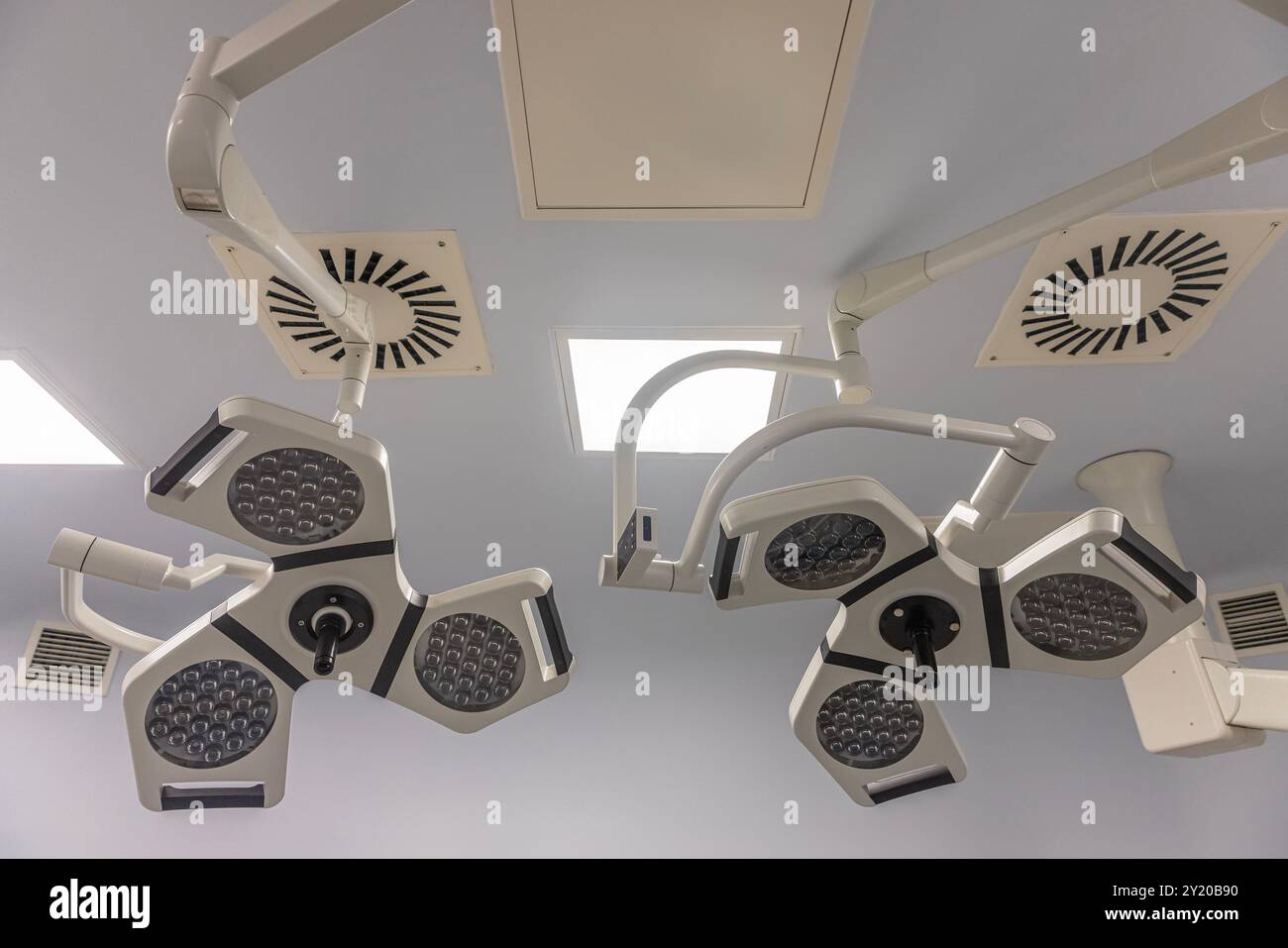 Deux lampes chirurgicales dans la salle d'opération. Fichier utile pour votre brochure d'hôpital, article médical et autre but. Gros plan sur l'angle bas du fonctionnement du ro Banque D'Images