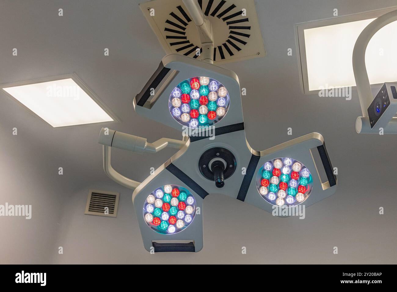 Deux lampes chirurgicales dans la salle d'opération. Fichier utile pour votre brochure d'hôpital, article médical et autre but. Gros plan sur l'angle bas du fonctionnement du ro Banque D'Images