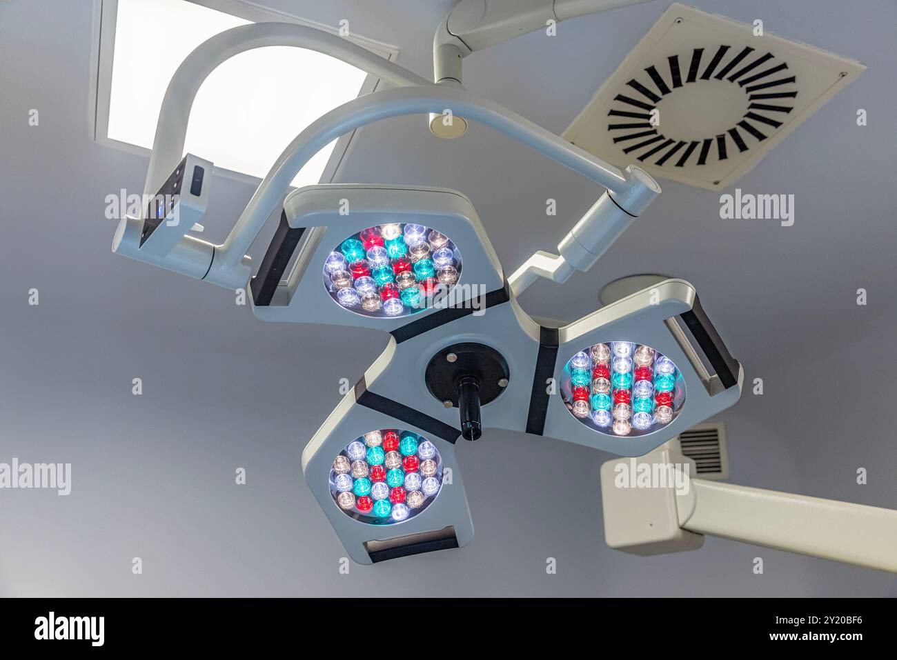 Deux lampes chirurgicales dans la salle d'opération. Fichier utile pour votre brochure d'hôpital, article médical et autre but. Gros plan sur l'angle bas du fonctionnement du ro Banque D'Images