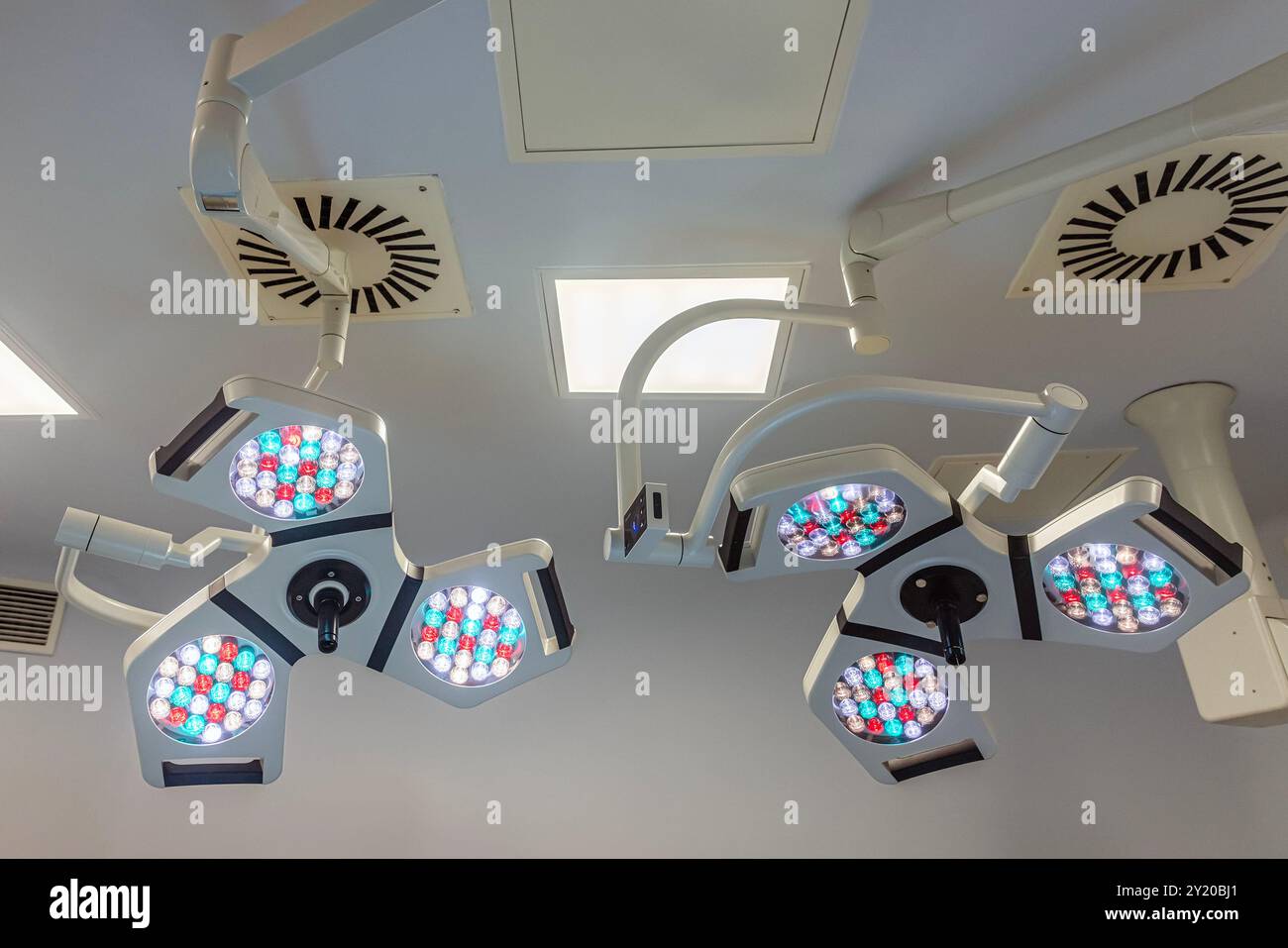 Deux lampes chirurgicales dans la salle d'opération. Fichier utile pour votre brochure d'hôpital, article médical et autre but. Gros plan sur l'angle bas du fonctionnement du ro Banque D'Images