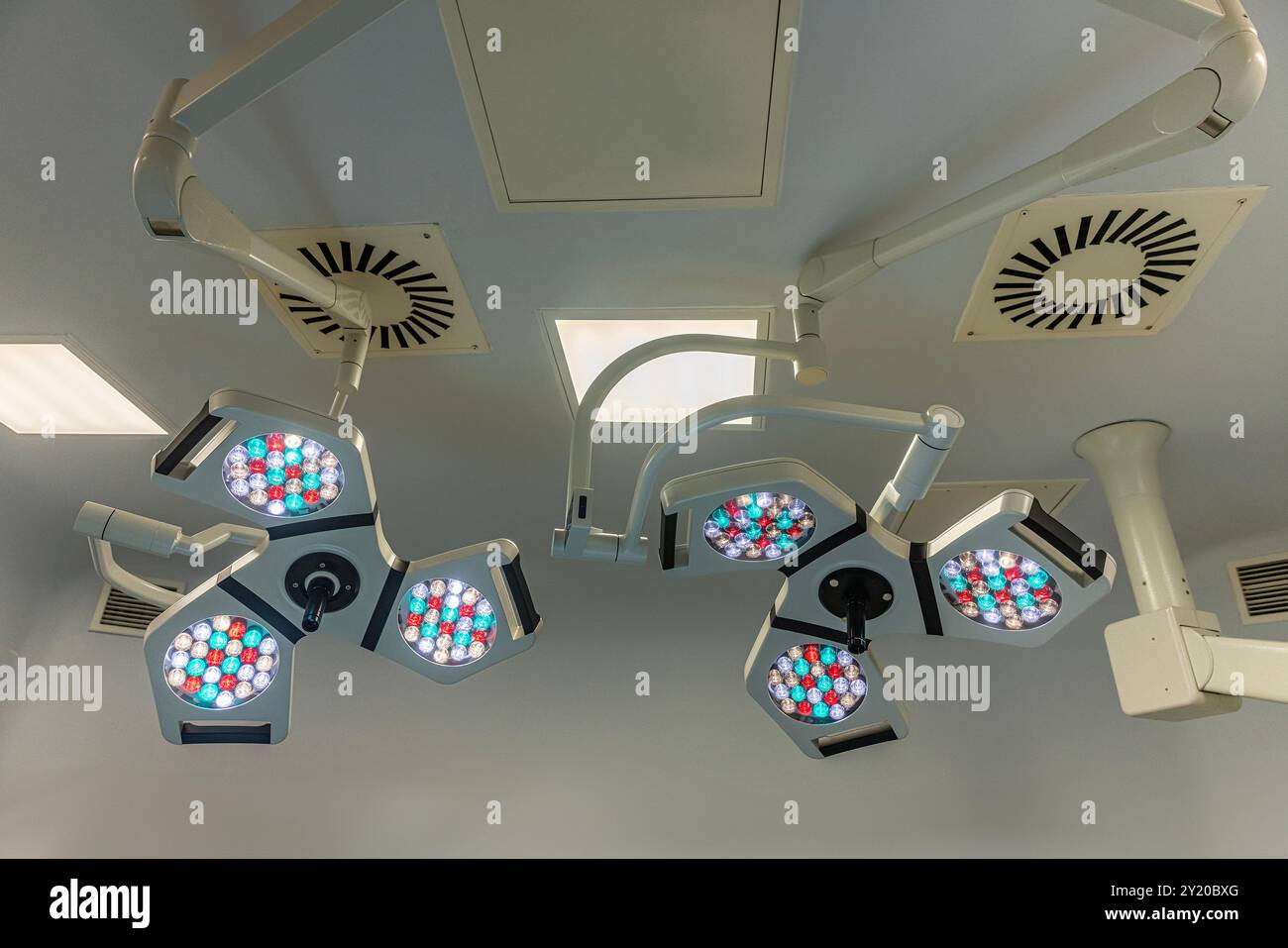Deux lampes chirurgicales dans la salle d'opération. Fichier utile pour votre brochure d'hôpital, article médical et autre but. Gros plan sur l'angle bas du fonctionnement du ro Banque D'Images