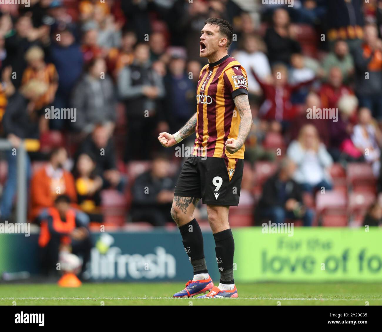 Bradford, Royaume-Uni, 7 septembre 2024, Andy Cook célèbre le score, lors de Bradford City vs Carlisle United EFL League Two, Valley Parade. Banque D'Images
