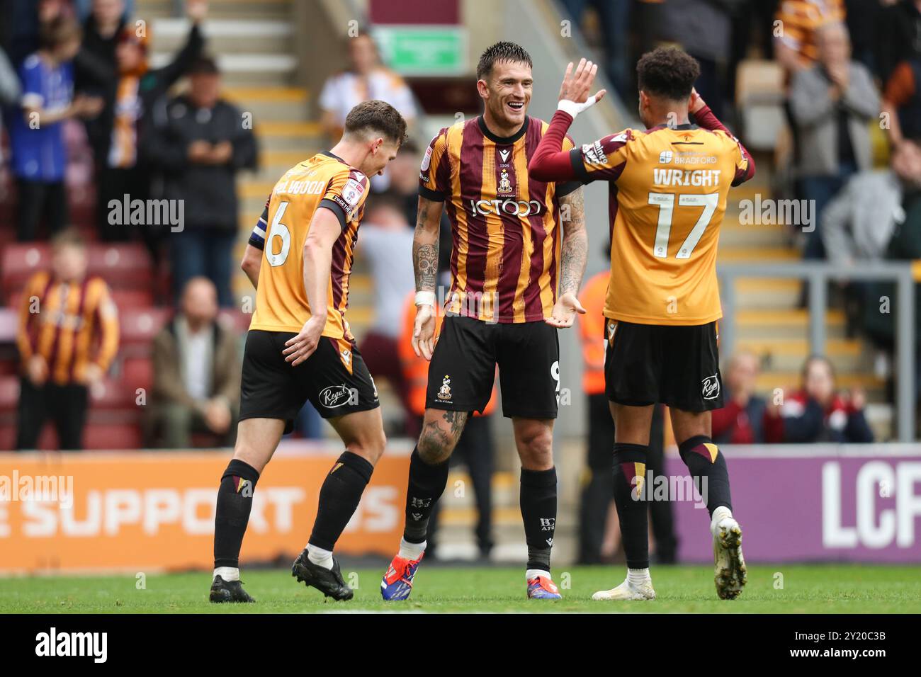 Bradford, Royaume-Uni, 7 septembre 2024, Andy Cook célèbre le score, lors de Bradford City vs Carlisle United EFL League Two, Valley Parade. Banque D'Images