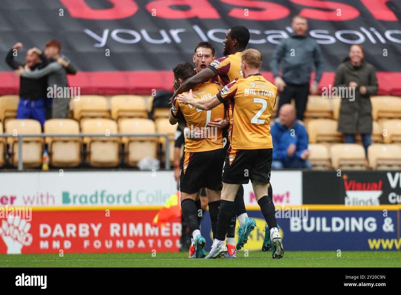 Bradford, Royaume-Uni, 7 septembre 2024, Andy Cook célèbre le score, lors de Bradford City vs Carlisle United EFL League Two, Valley Parade. Banque D'Images