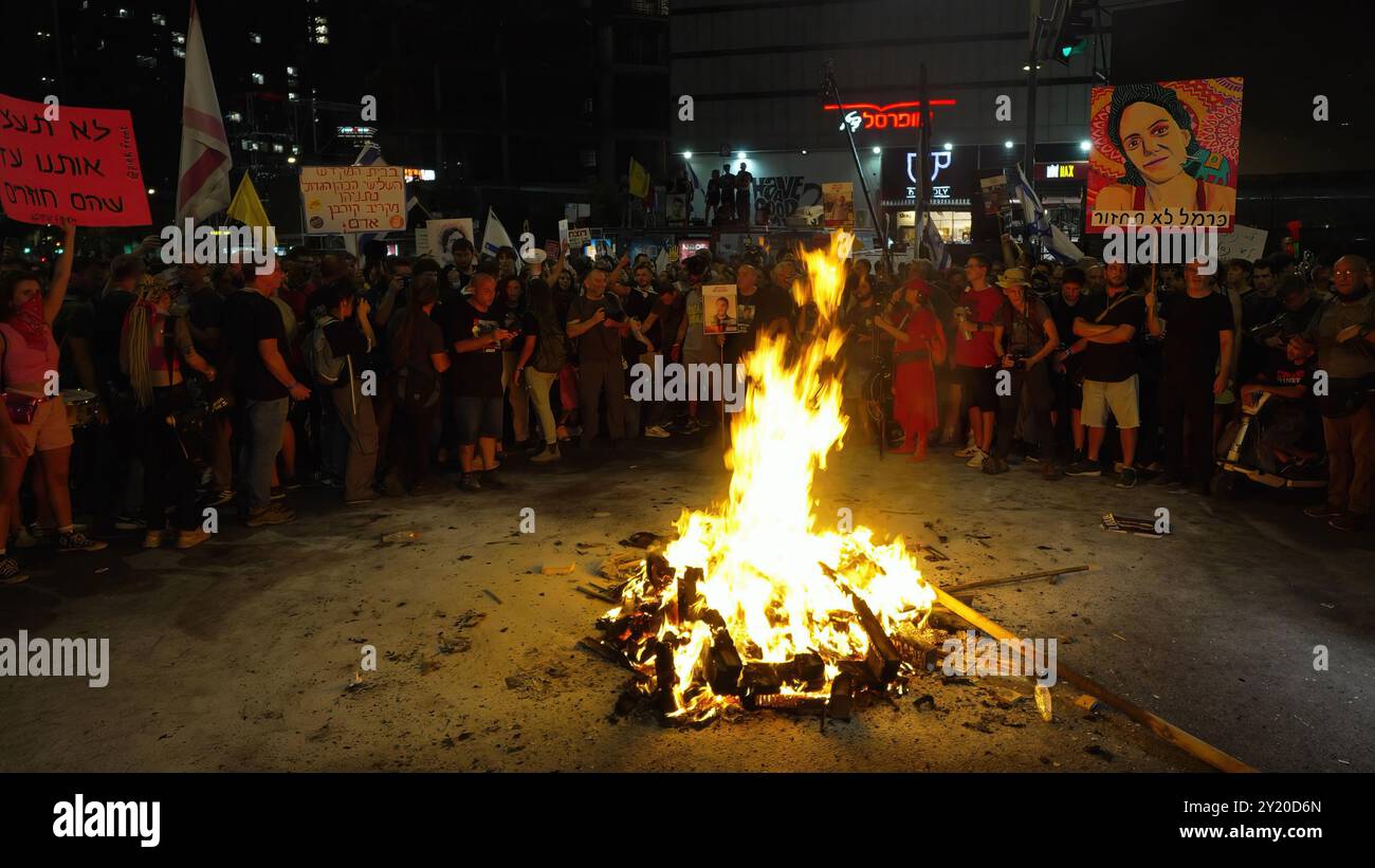 TEL AVIV, ISRAËL - 7 SEPTEMBRE : des manifestants allument un feu lors d'une manifestation de masse devant le siège de Tsahal appelant le gouvernement israélien à négocier un accord de libération d'otages avec le Hamas et contre le premier ministre israélien Benjamin Netanyahu le 7 septembre 2024 à tel Aviv, en Israël. Banque D'Images