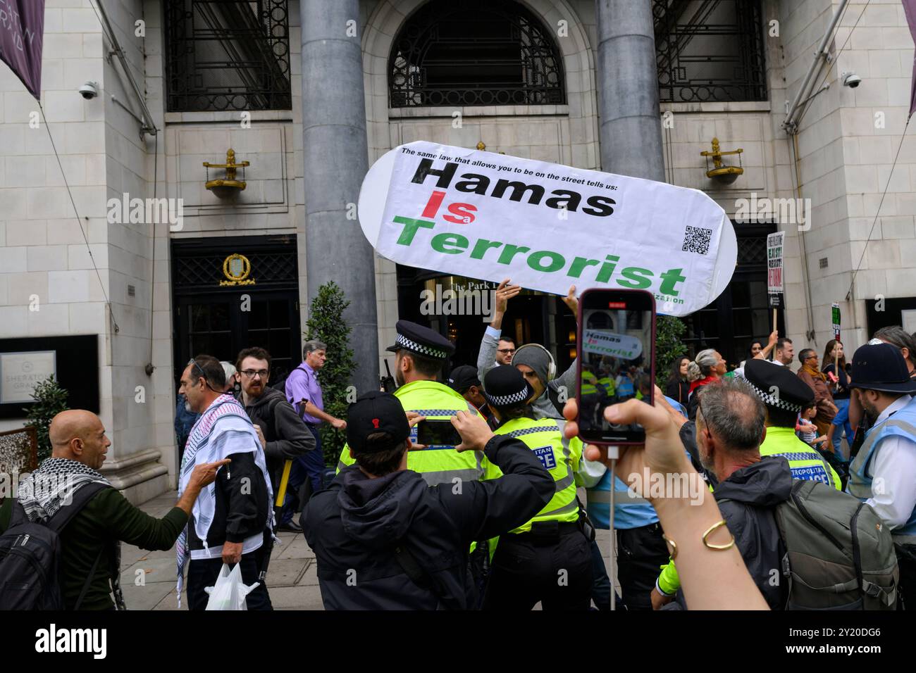 Un contre-manifestant solitaire brandissant une pancarte disant que « le Hamas est une organisation terroriste » a été enlevé par la police alors qu’une marche pro-palestinienne passait b Banque D'Images