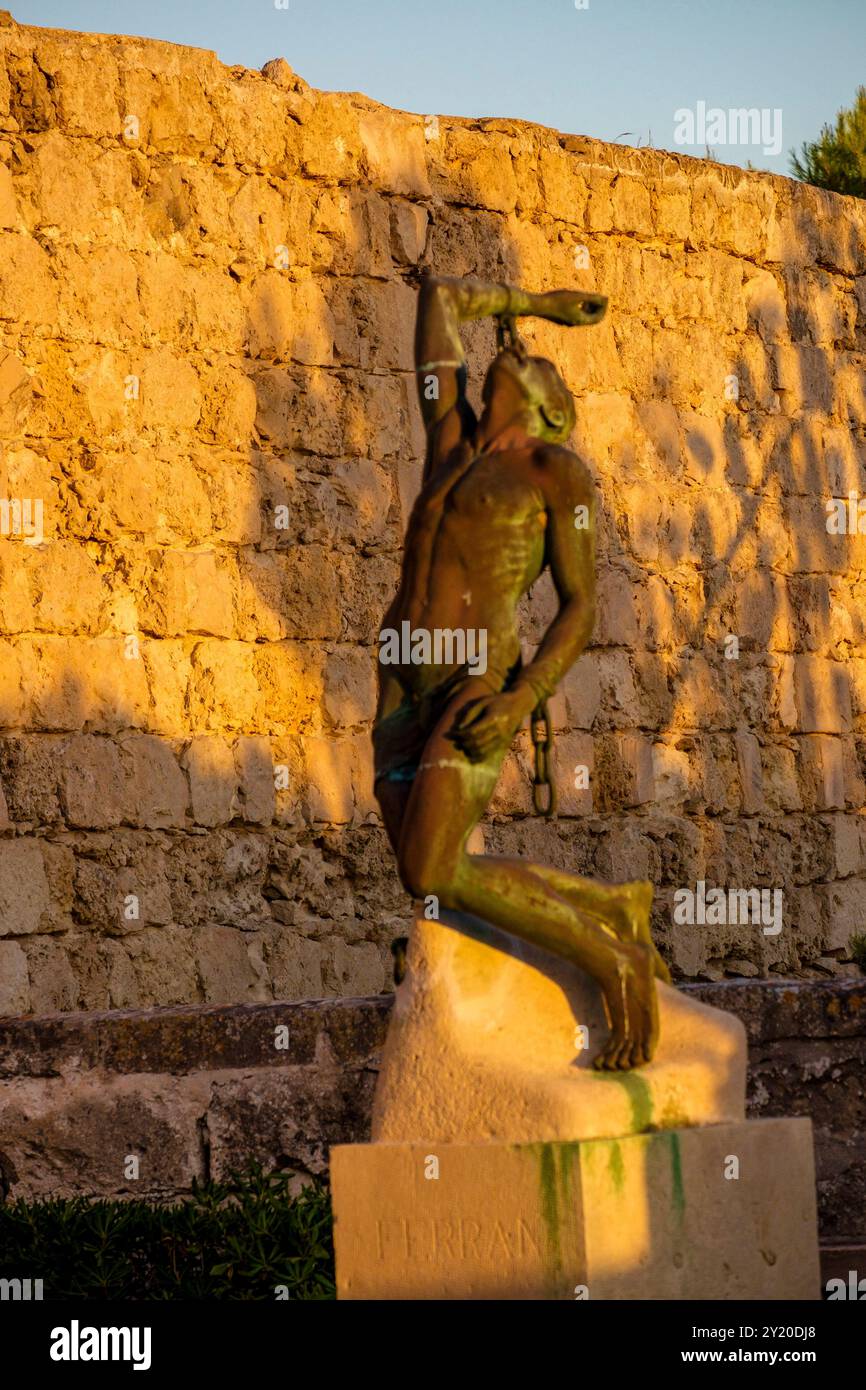 Fidelius, sculpture en bronze dédiée à Pasteur, Koch, Finlay et Ferran, œuvre de Manuel Ramos González, Lazareto Island, Illa del Llatzeret, Mahón, Minorque, Espagne. Banque D'Images