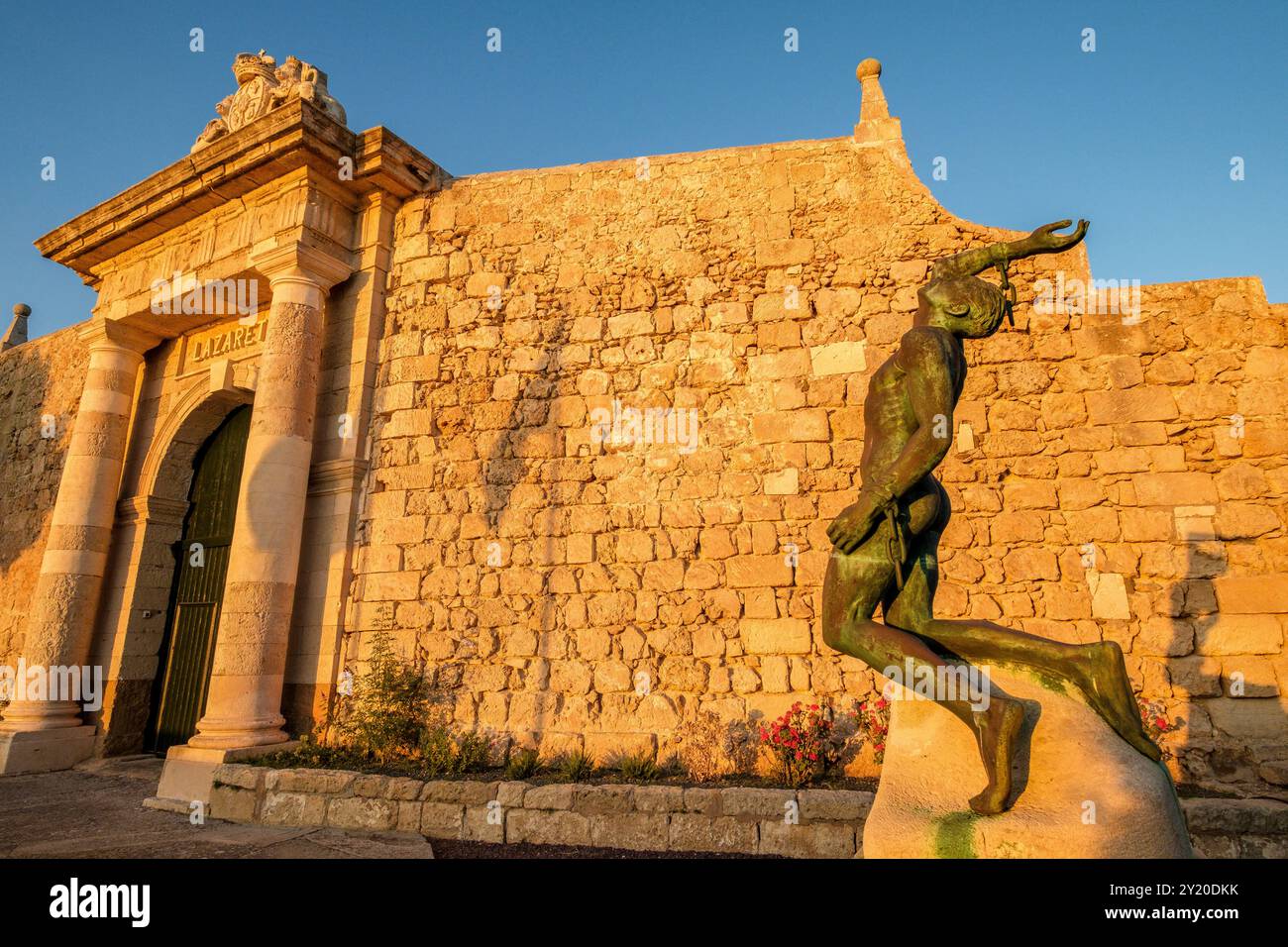 Fidelius, sculpture en bronze dédiée à Pasteur, Koch, Finlay et Ferran, œuvre de Manuel Ramos González, Lazareto Island, Illa del Llatzeret, Mahón, Minorque, Espagne. Banque D'Images