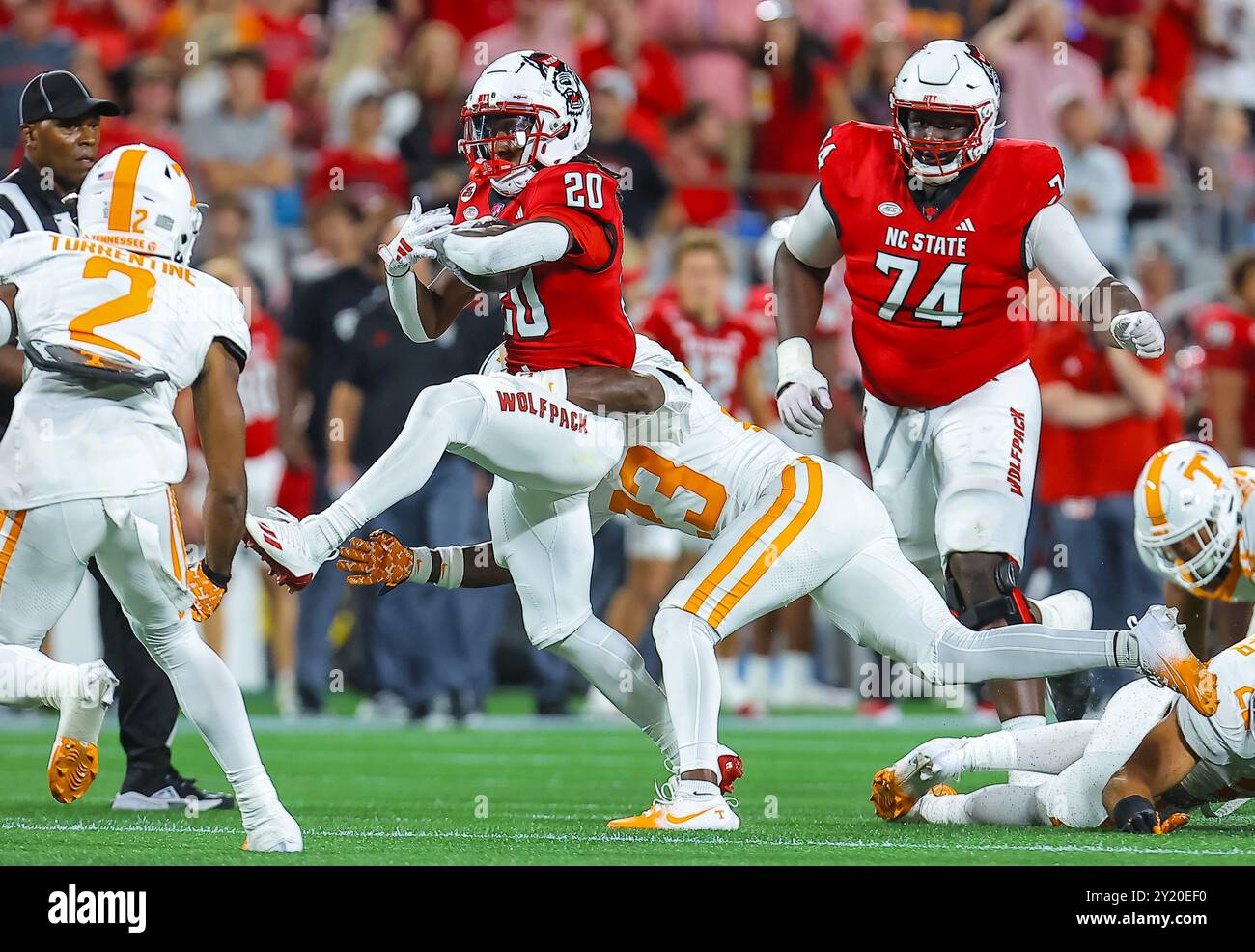 Amérique, Charlotte, Caroline du Nord, États-Unis. 7 septembre 2024. La première année de NC State Hollywood Sbirds (20 ans) passe par le tacle de la première année du Tennessee Edwin Spillman (13 ans). Match de football NCAA entre l'Université du Tennessee et l'État de Caroline du Nord, Duke Mayo Classic, à Bank of America, Charlotte, Caroline du Nord. David Beach/CSM (image crédit : © David Beach/Cal Sport Media). Crédit : csm/Alamy Live News Banque D'Images