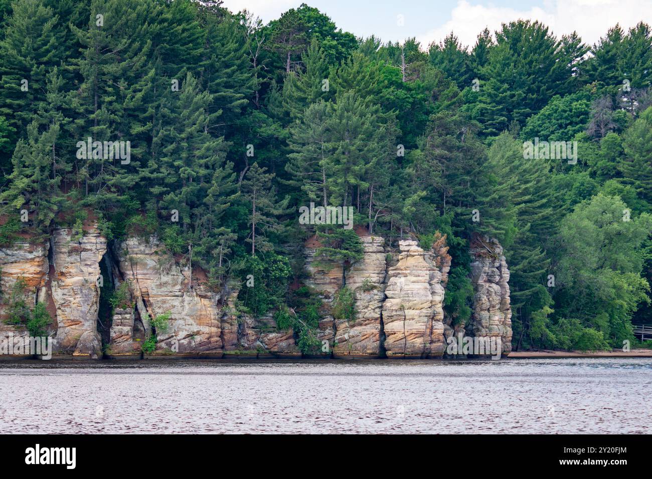 Falaises de grès cambrien le long de la rivière Wisconsin dans les Wisconsin Dells. Banque D'Images