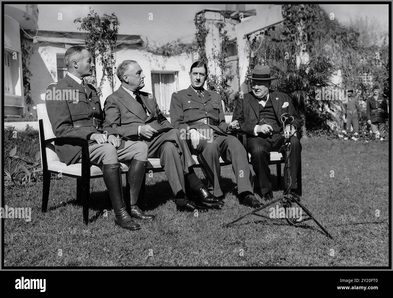 CONFÉRENCE DE CASABLANCA WW2 Henri Giraud, Franklin D. Roosevelt, Charles de Gaulle et Winston Churchill ; Conférence de Casablanca dirigeants alliés (de gauche à droite) Français Gen. Henri Giraud, U.S. Pres. Franklin D. Roosevelt, Français Gen. Charles de Gaulle, et le premier ministre britannique Winston Churchill à la Conférence de Casablanca, janvier 1943 seconde Guerre mondiale Banque D'Images