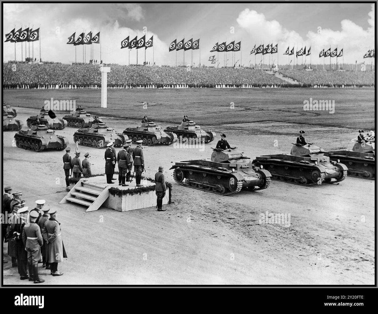 Adolf Hitler (sur dais, saluant) examinant les forces allemandes à Nürnberg, Allemagne, le 9 décembre 1936. La 3e Panzer Division SS 'Totenkopf' (allemand : 3. SS-Panzerdivision 'Totenkopf') une division d'élite de la Waffen-SS de l'Allemagne nazie pendant la seconde Guerre mondiale, avec leur PZ distinctive. Chars allemands Kpfw Ib Banque D'Images