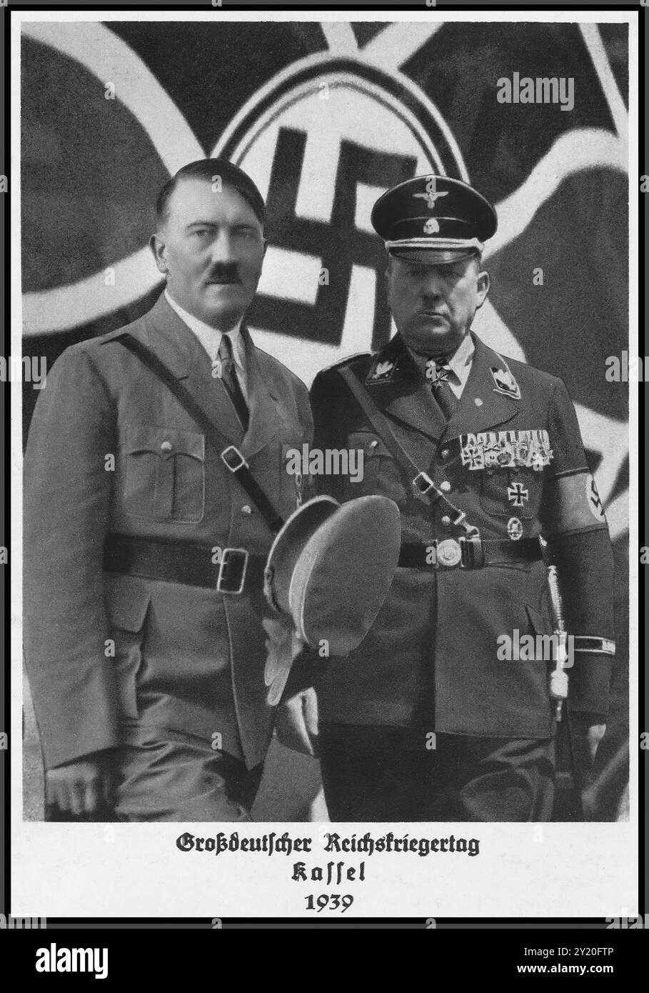 1939, « Grand Reichskriegertag allemand à Kassel Allemagne nazie 1939 » avec Adolf Hitler et le général Wilhelm Reinhard devant un drapeau svastika, Kassel 3 juin 1939, troisième Reich Hitler SS général Wilhelm Reinhard Kassel jour des vétérans 1939 Allemagne nazie Banque D'Images