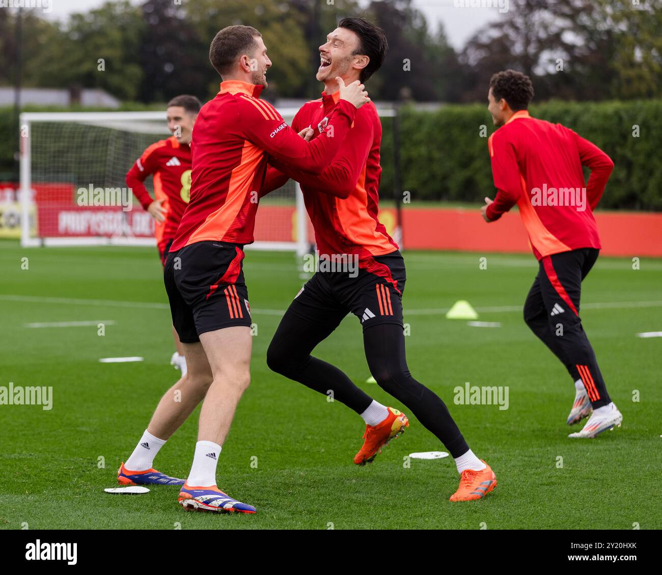 PONTYCLE, ROYAUME-UNI. 08 septembre 2024. Chris Mepham du pays de Galles et Kieffer Moore du pays de Galles lors d'une séance d'entraînement masculin senior au pays de Galles au Vale Resort avant le match de l'UEFA Nations League 2025 entre le Monténégro et le pays de Galles au City Stadium NikšićNikšić le 9 septembre 2024 (PIC by John Smith/FAW) crédit : Football Association of Wales/Alamy Live News Banque D'Images