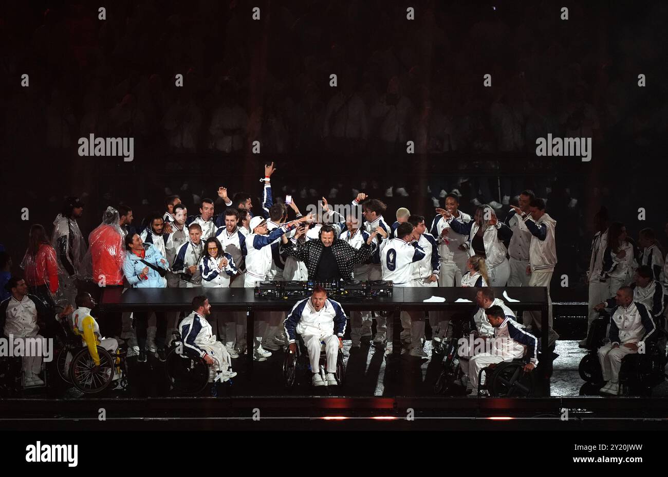 Martin Solveig avec des athlètes français lors de la cérémonie de clôture des Jeux paralympiques d’été de Paris 2024 au stade de France, Paris. Date de la photo : dimanche 8 septembre 2024. Banque D'Images