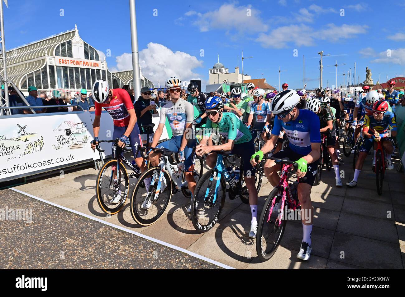 Lloyds Tour of Britain 2024 étape 6 Lowestoft à Felixstowe. 8 septembre 2024. Paul Magnier pour Soudal Quickstep team, ONLEY Oscar TEAM DSM-FIRMENICH POSTNL et Stephen William pour Israel Premiertech et THORNLEY Callum TRINITY EN tête de course au départ de la course. Crédit : Peter Goding/Alamy Live News Banque D'Images