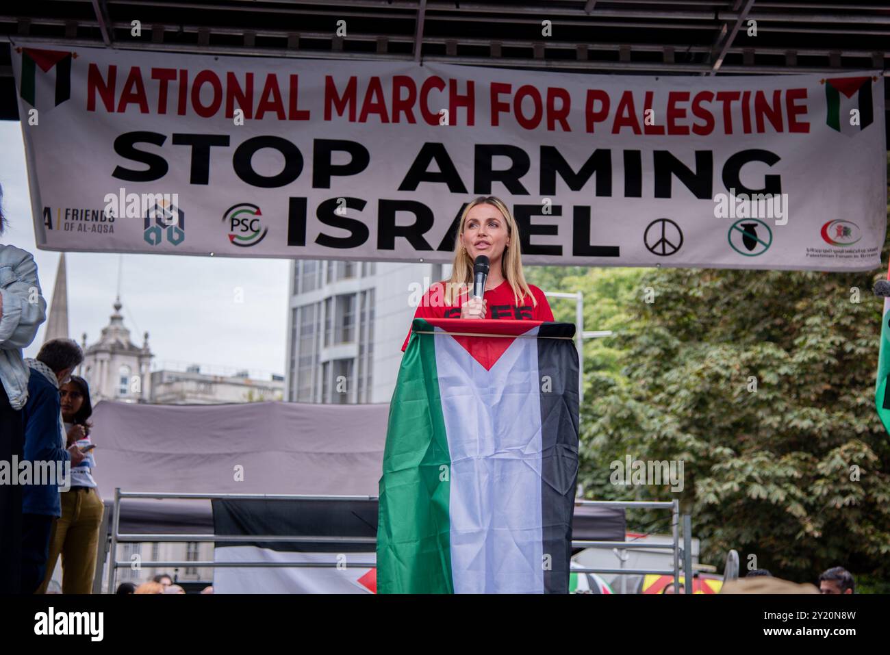 Londres, Royaume-Uni. 07 septembre 2024. Un orateur tend la main aux activistes lors de la marche pro-Palestine dans le centre de Londres. Les manifestants ont défilé dans le centre de Londres pour appeler le gouvernement britannique à cesser toute fourniture d'armes à Israël, et à mettre un terme au conflit actuel dans la région. (Photo de Loredana Sangiuliano/SOPA images/Sipa USA) crédit : Sipa USA/Alamy Live News Banque D'Images