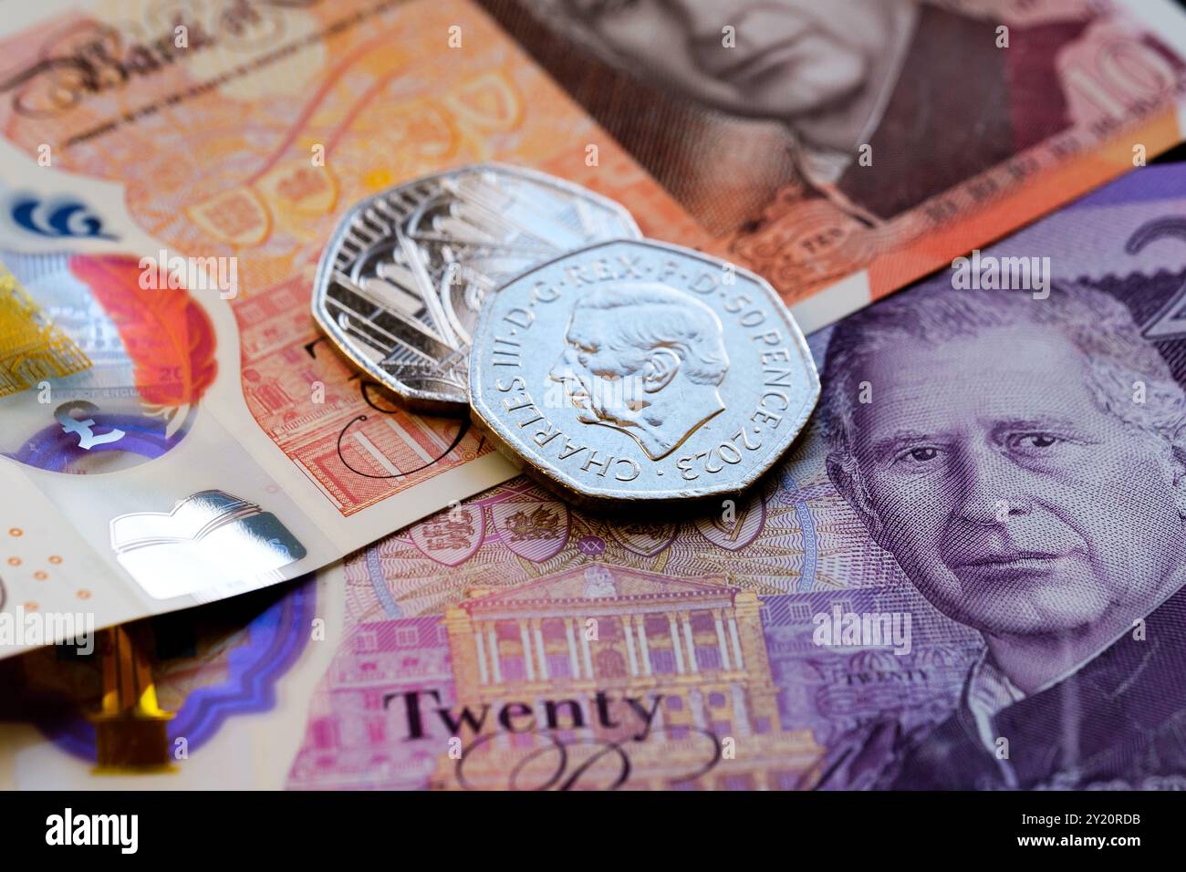 Billets britanniques de 10 et 20 livres et nouvelles pièces de 50 pence, représentant le portrait du roi Charles III, marquant la monnaie britannique mise à jour en 2024 Banque D'Images