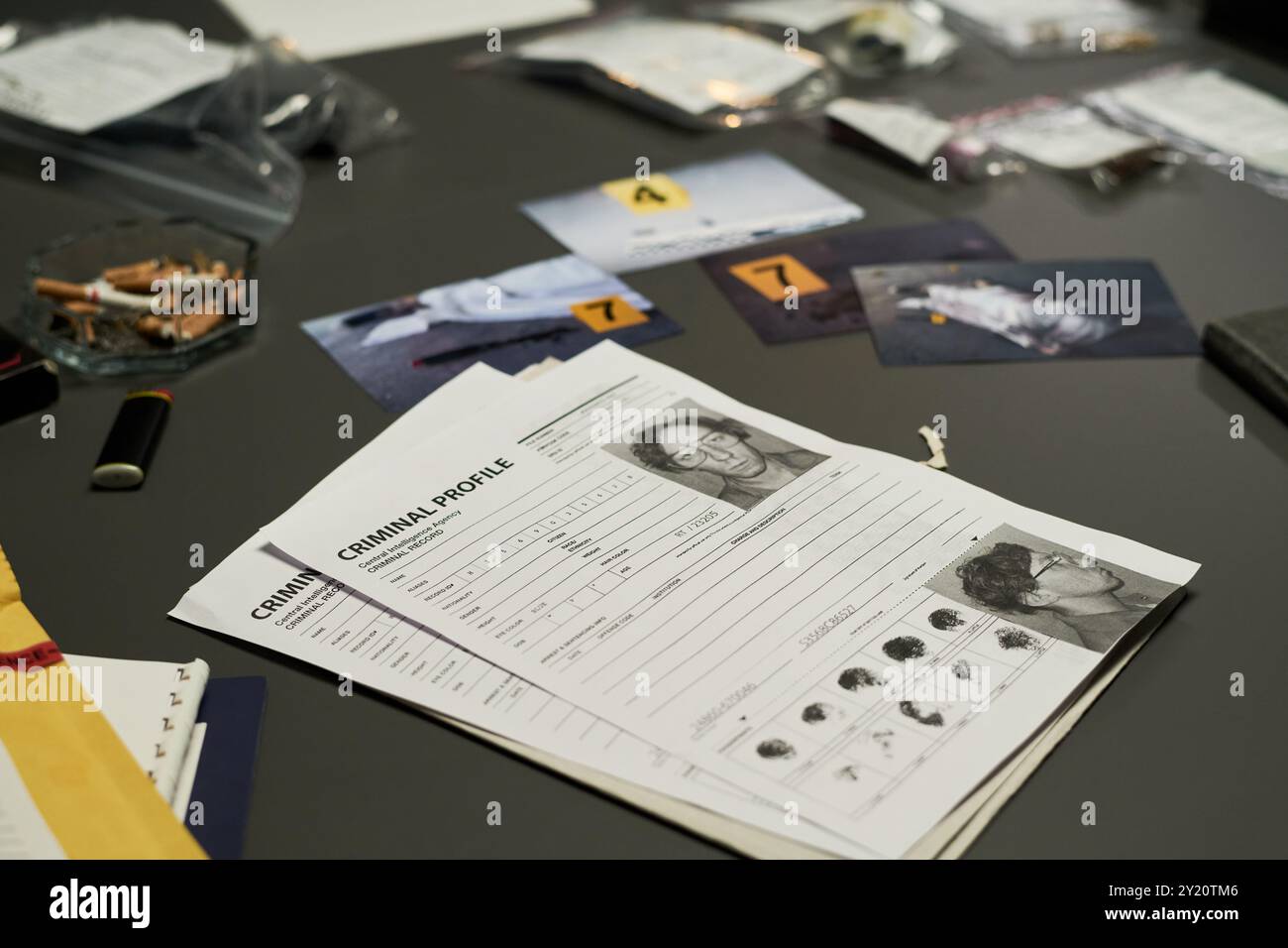 Divers éléments de preuve et dossiers ont été déposés sur la table au cours du processus d'enquête criminelle. Comprend les documents de profil criminel, les photos et plusieurs articles étiquetés Banque D'Images