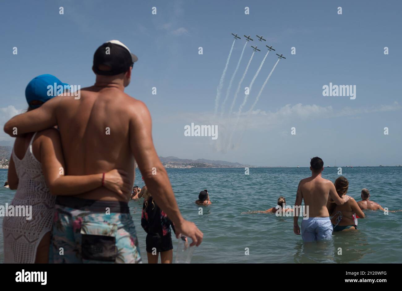 Malaga, Espagne. 08 septembre 2024. Les membres de l'équipe Raven se produisent lors du salon international Torre del Mar Airshow 2024 à la plage. Les membres de différentes équipes d'exposition acrobatique effectuent des expositions et des acrobaties pendant le spectacle aérien, qui attire chaque année des milliers de personnes dans la ville de Torre del Mar. Crédit : SOPA images Limited/Alamy Live News Banque D'Images