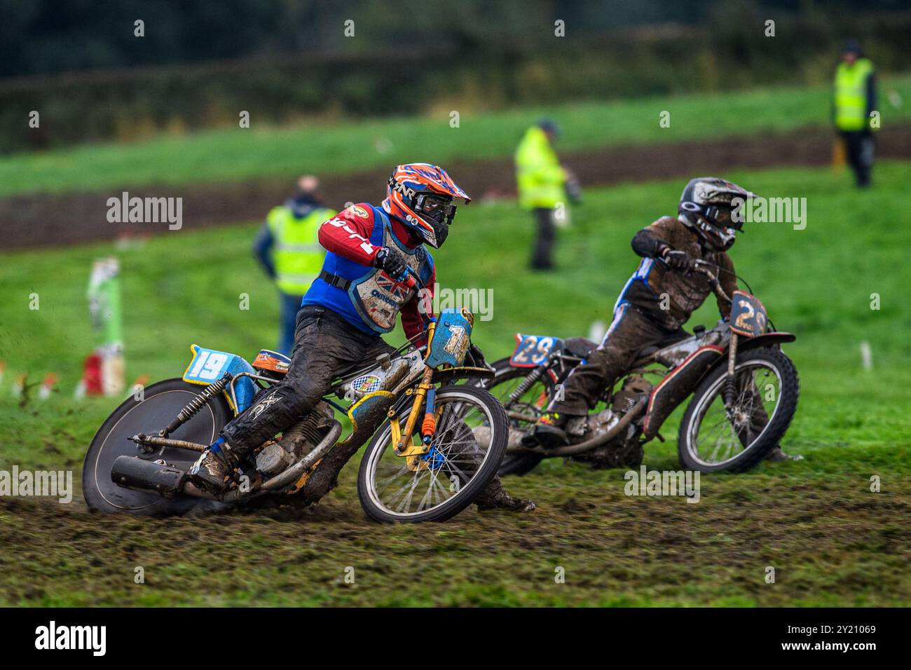 Woodhouse lance, Gawsworth, Cheshire le dimanche 8 septembre 2024. Dave Mears (19 ans) monte devant John Shipley (29 ans) dans la classe Upright 350cc lors des Championnats britanniques Upright ACU à Woodhouse lance, Gawsworth, Cheshire le dimanche 8 septembre 2024. (Photo : Ian Charles | mi News) crédit : MI News & Sport /Alamy Live News Banque D'Images