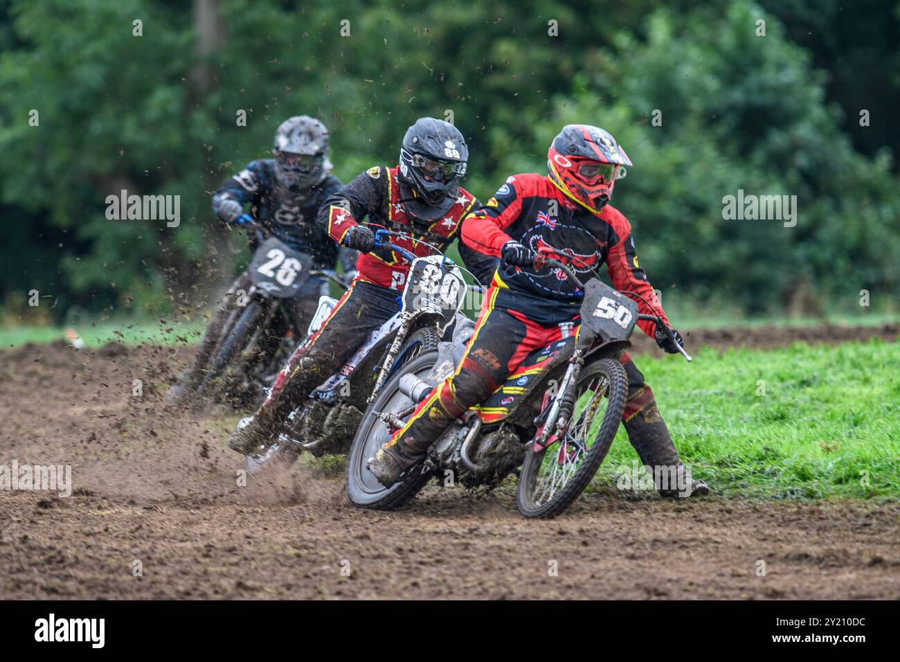 Woodhouse lance, Gawsworth, Cheshire le dimanche 8 septembre 2024. Adam Hawker (50) menant Paul Smith (80) et Charlie Hall (26) dans la classe de soutien GT140 lors des Championnats britanniques Upright ACU à Woodhouse lance, Gawsworth, Cheshire le dimanche 8 septembre 2024. (Photo : Ian Charles | mi News) crédit : MI News & Sport /Alamy Live News Banque D'Images