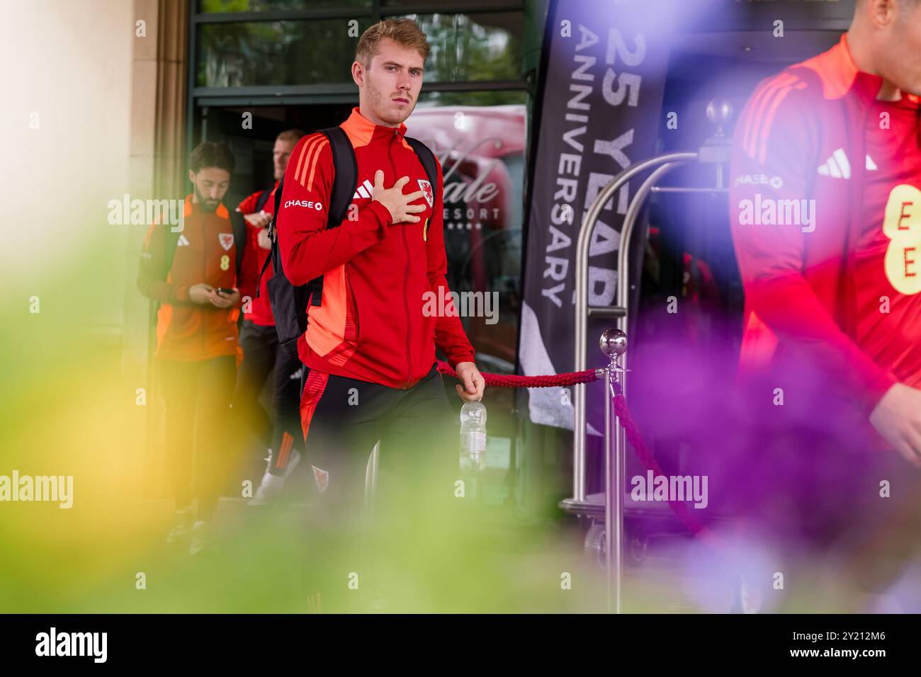 PONTYCLE, ROYAUME-UNI. 08 septembre 2024. Ollie Cooper du pays de Galles lors d'une journée de voyage masculine senior du pays de Galles alors que l'équipe s'envole vers le Monténégro avant le match de l'UEFA Nations League 2025 entre le Monténégro et le pays de Galles au City Stadium Nikšić le 9 septembre 2024 (PIC by John Smith/FAW) crédit : Football Association of Wales/Alamy Live News Banque D'Images