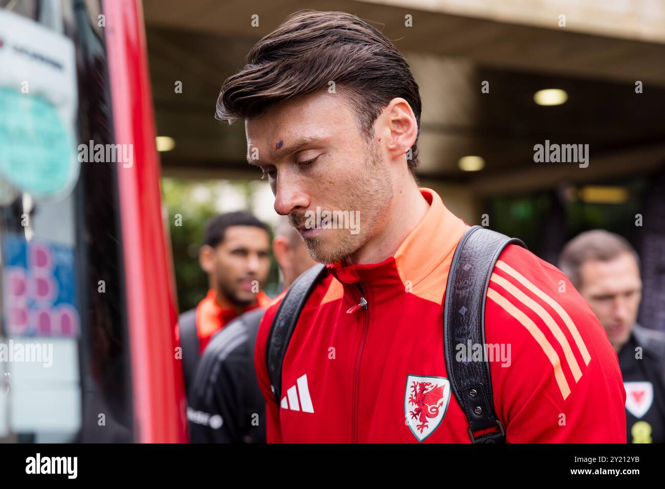 PONTYCLE, ROYAUME-UNI. 08 septembre 2024. Kieffer Moore du pays de Galles lors d'une journée de voyage masculine senior au pays de Galles alors que l'équipe s'envole vers le Monténégro avant le match de l'UEFA Nations League 2025 entre le Monténégro et le pays de Galles au City Stadium Nikšić le 9 septembre 2024 (PIC by John Smith/FAW) crédit : Football Association of Wales/Alamy Live News Banque D'Images